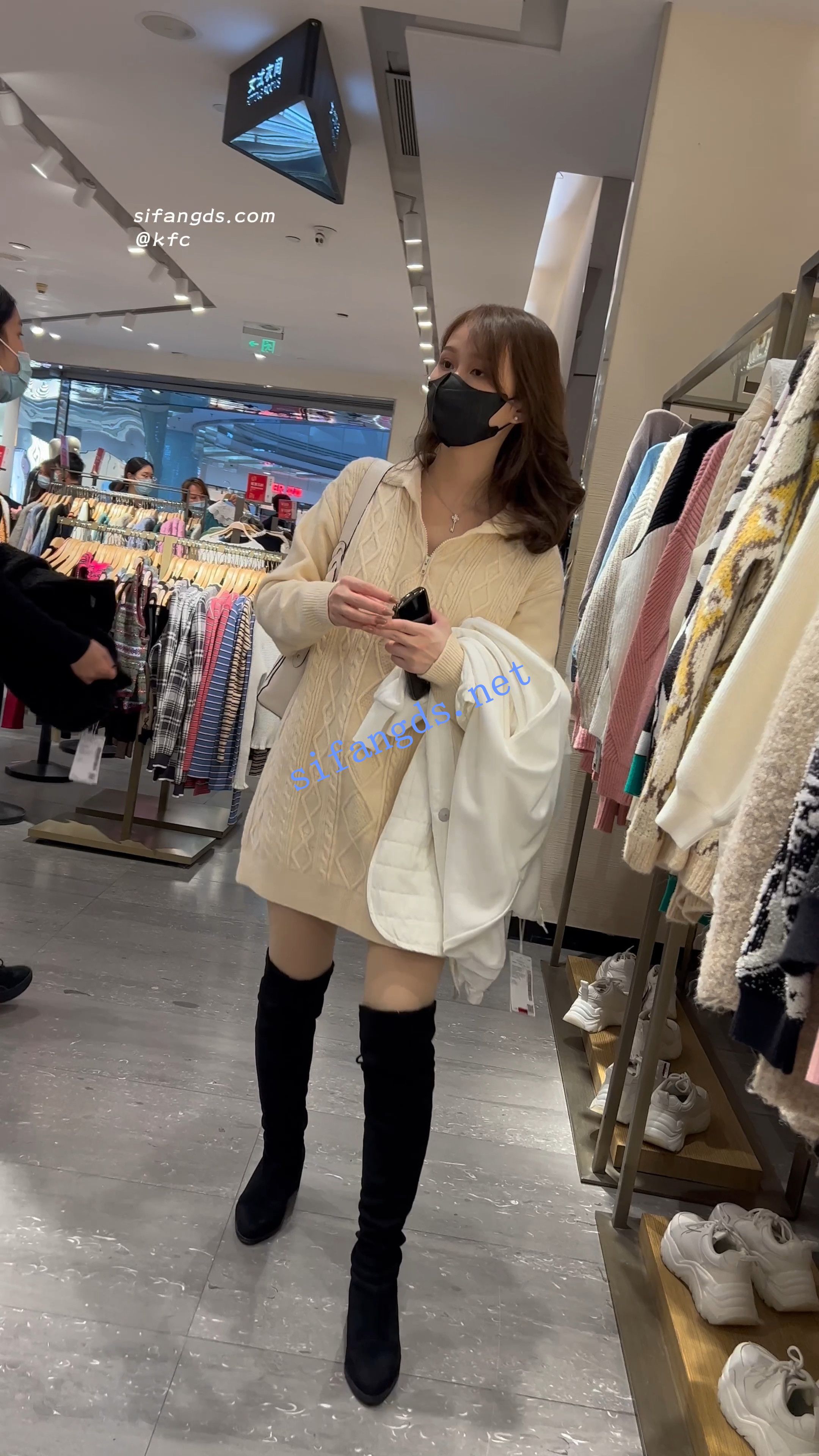 【KFC】长裙靓女挂逛街买衣服·肉色丝袜骚内·低角度跨过相机