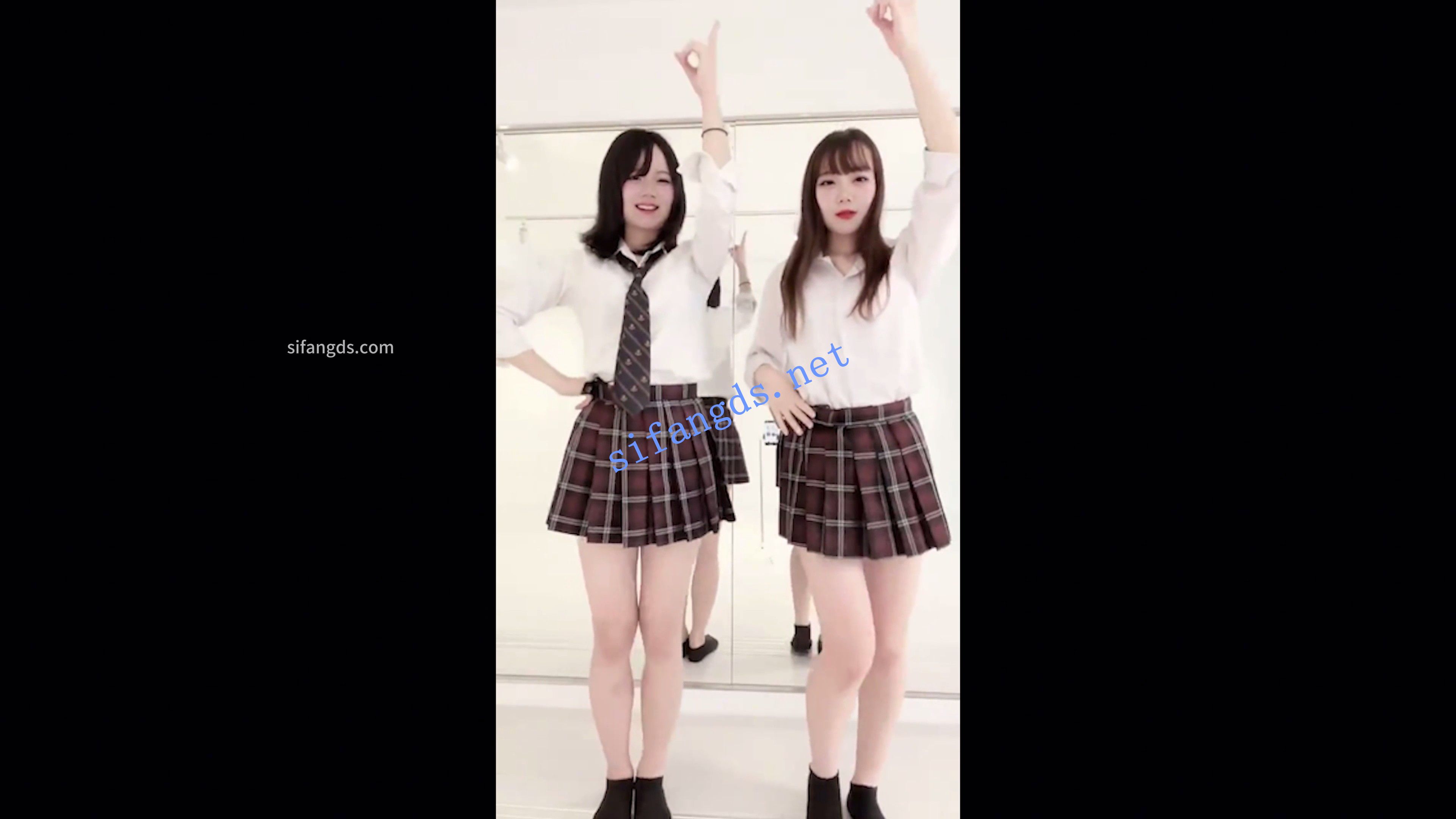 【日产精选】155制服jk姐妹拍抖音。摄影棚镜头记录走光