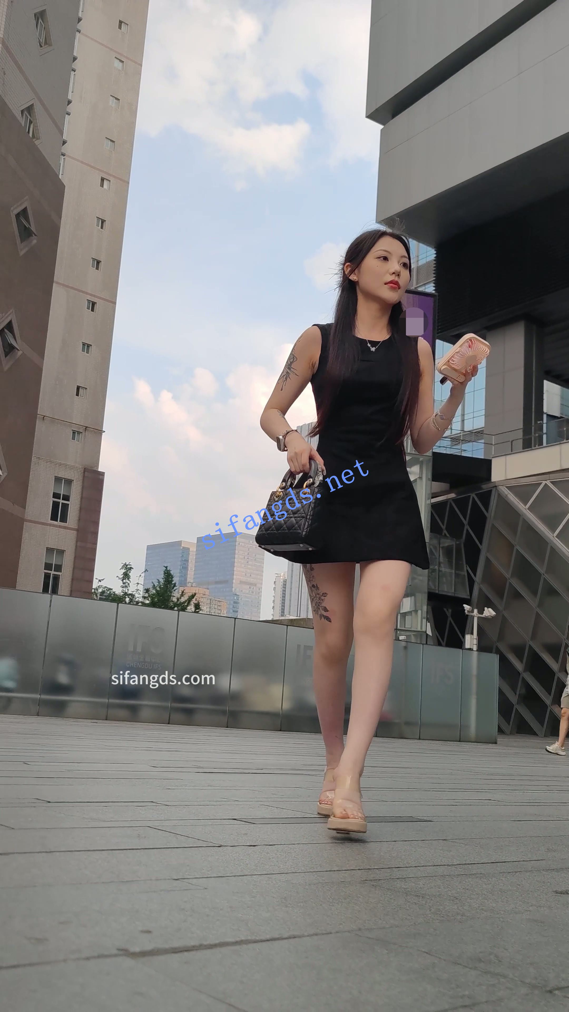 【CSCD】黑色连衣裙极品美女累了蹲着休息，屁股半透明内