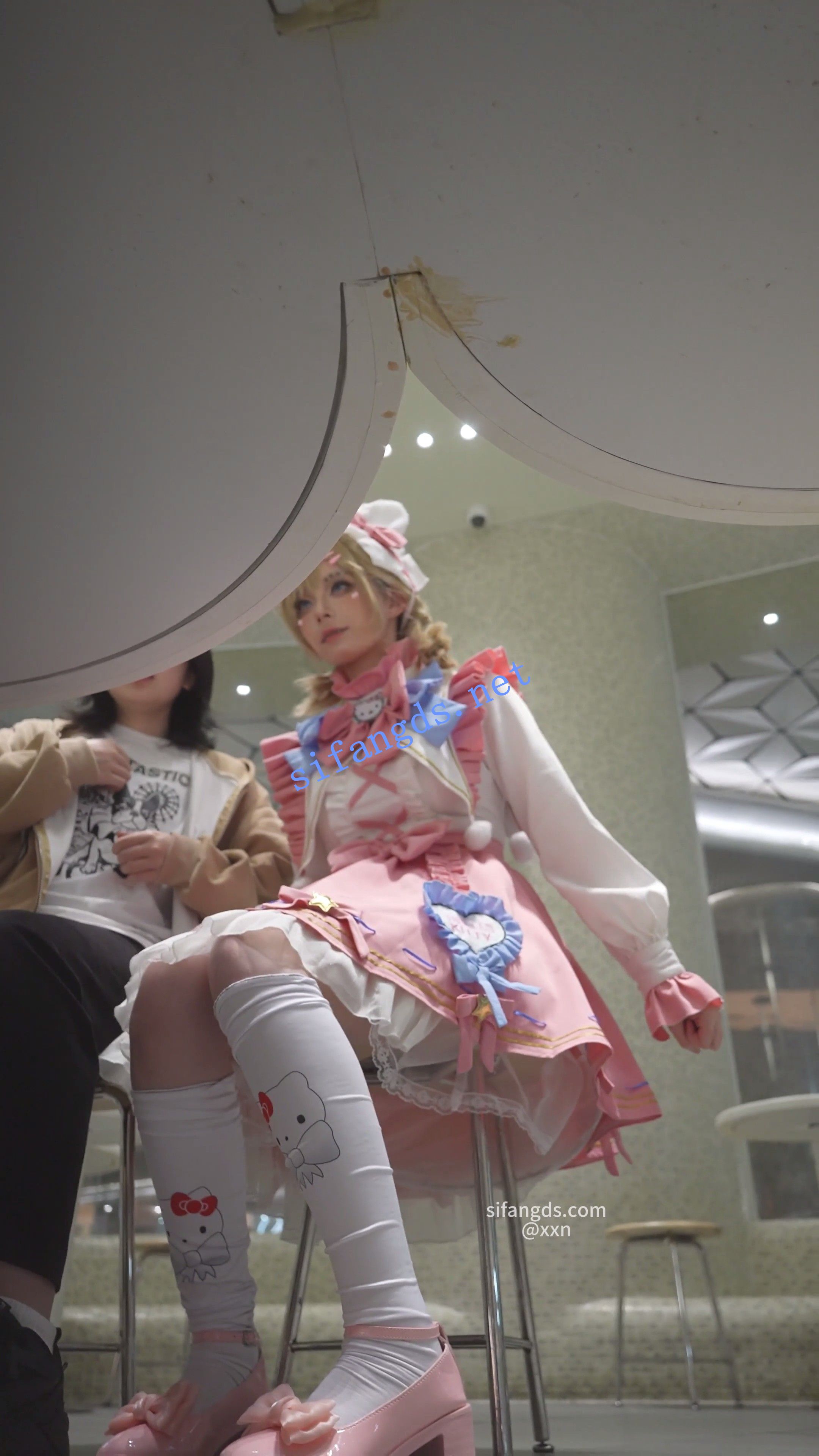 【xxn-315】第五人格cos萌妹拍抖音..蕾丝边黄内+桌下视角