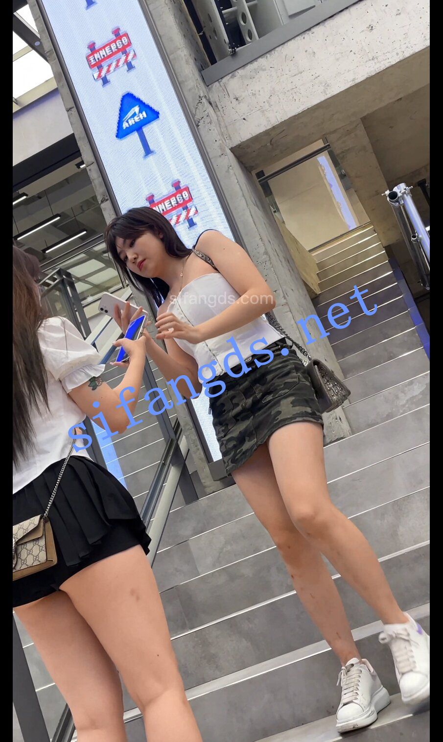 【CDCD】2.迷彩包臀裙小姐姐拍照打卡抄底粉内