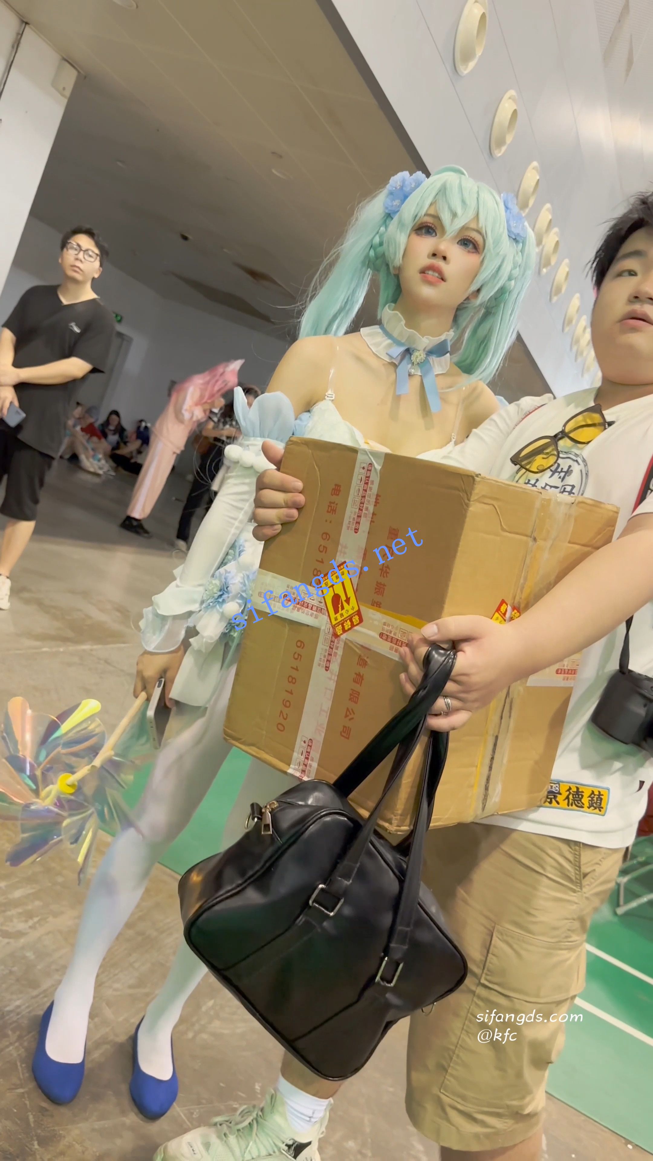 【KFC】泳装COSER和男友逛街·白色内内被泳装兜住露两边