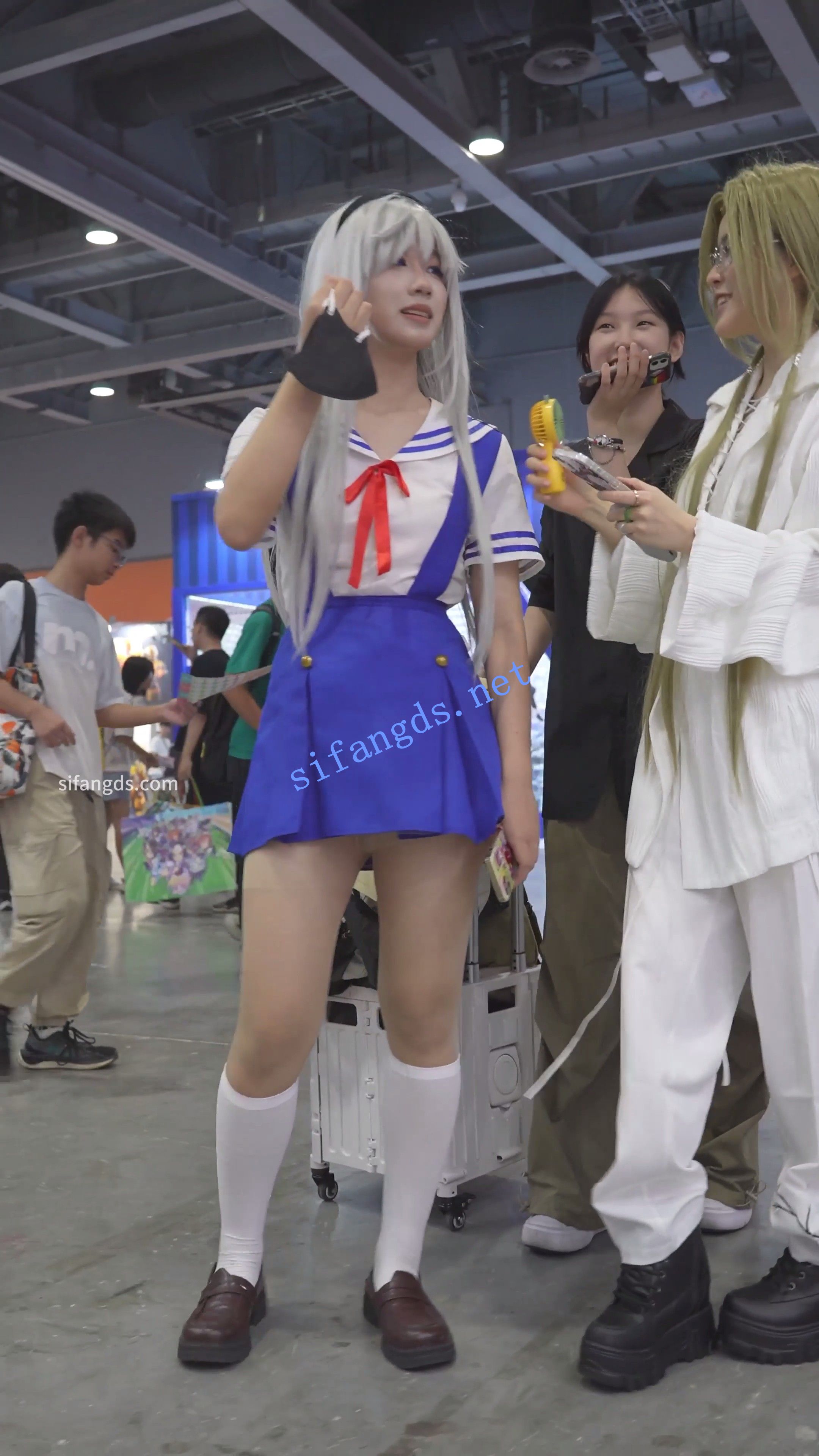 【xxn-318】超短制服小姐姐..透明肉丝..路人视角直接露内裤