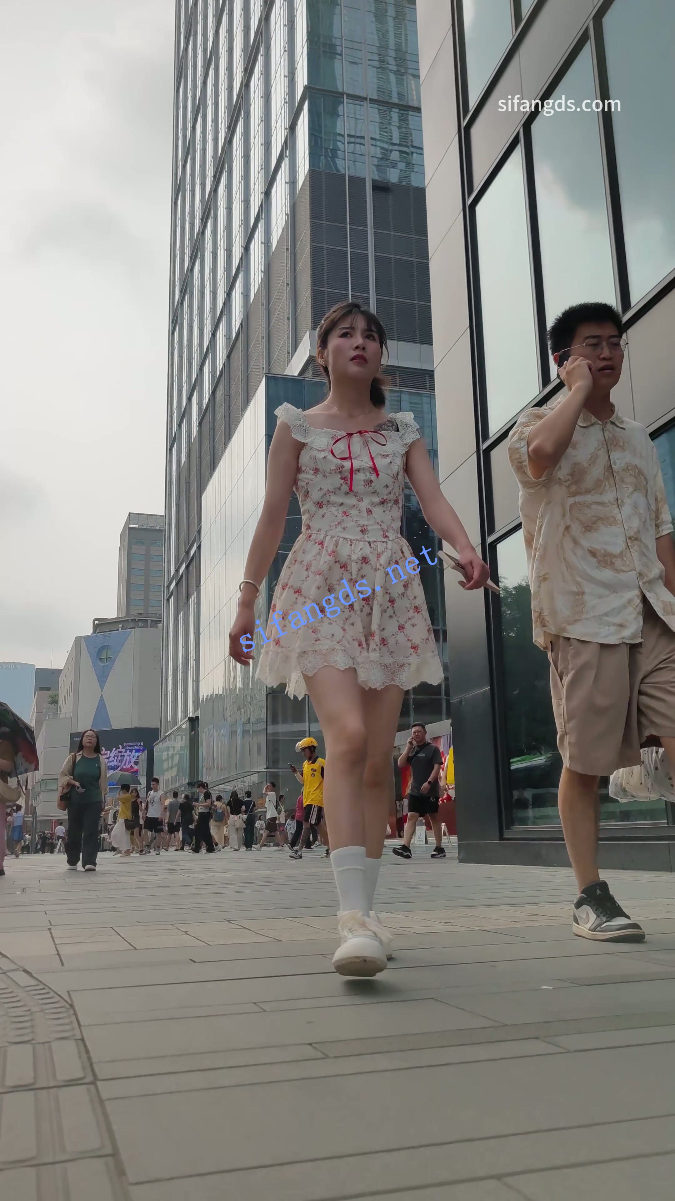 【CSCD】白色印花连衣裙小姐姐和男朋友逛街，黑色窄内