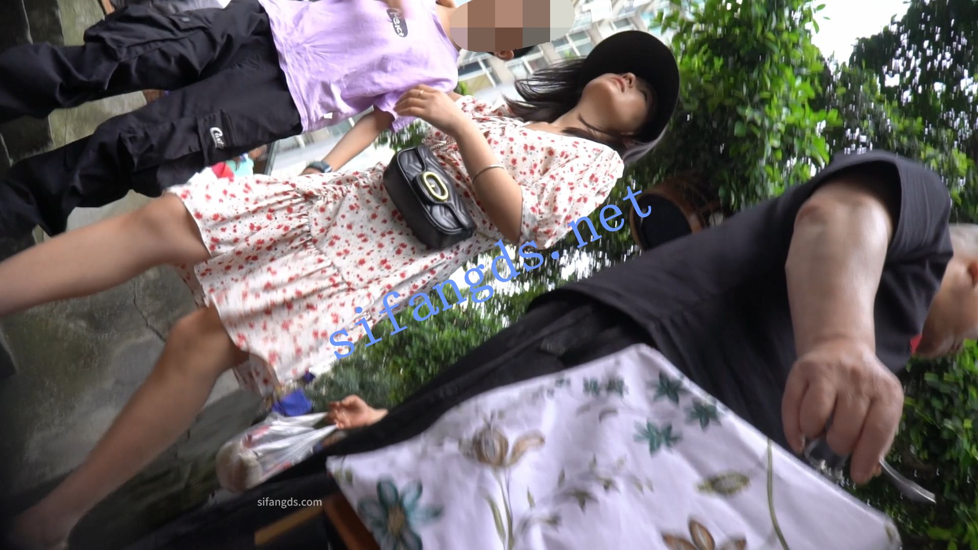 （空城原创）带孩子逛鸟类市场的花裙少妇，黑N夹翅膀