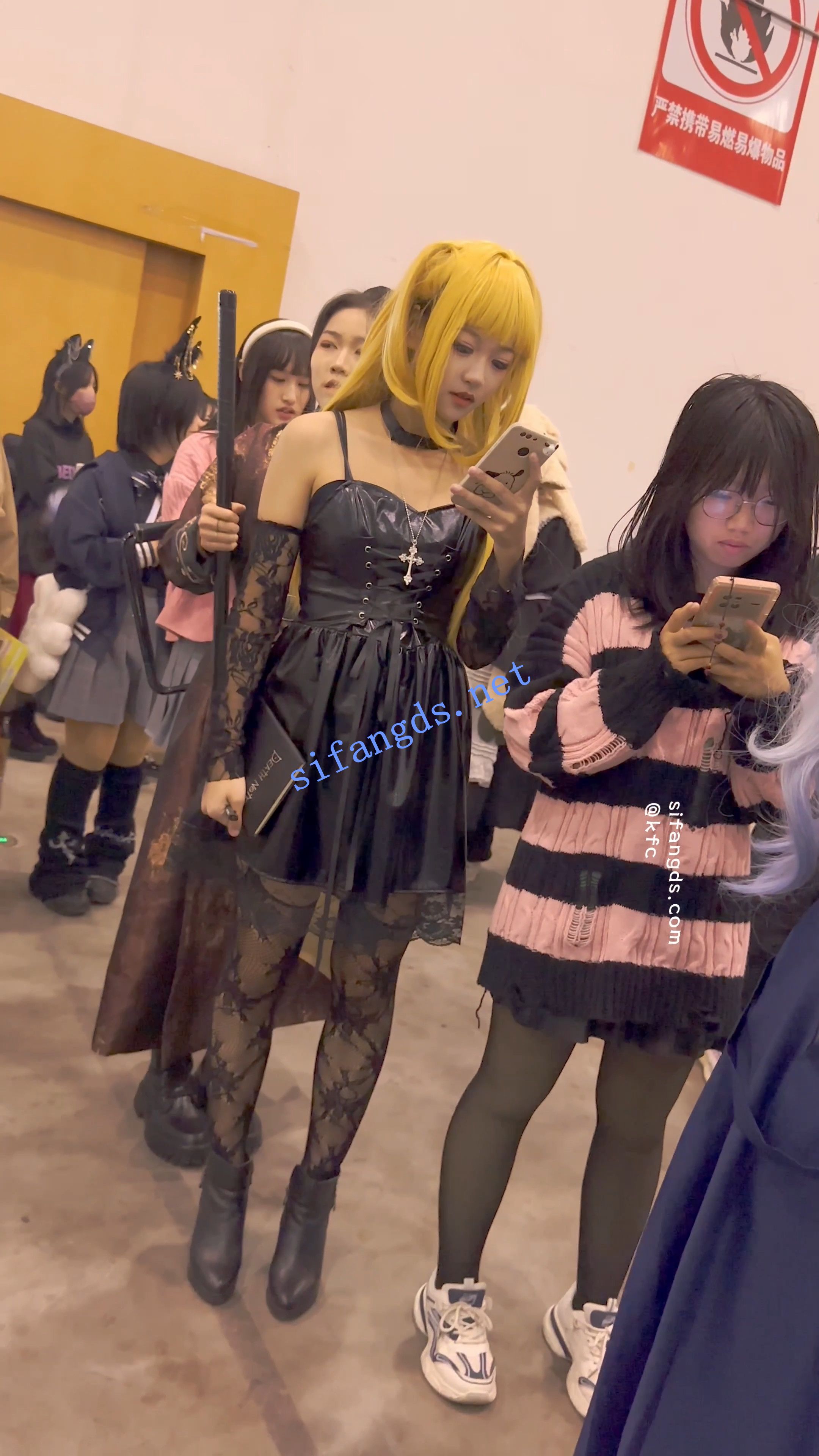 【KFC】萌妹COSER和闺蜜逛街拍照·大眼睛网袜黑色蕾丝内贴着CD