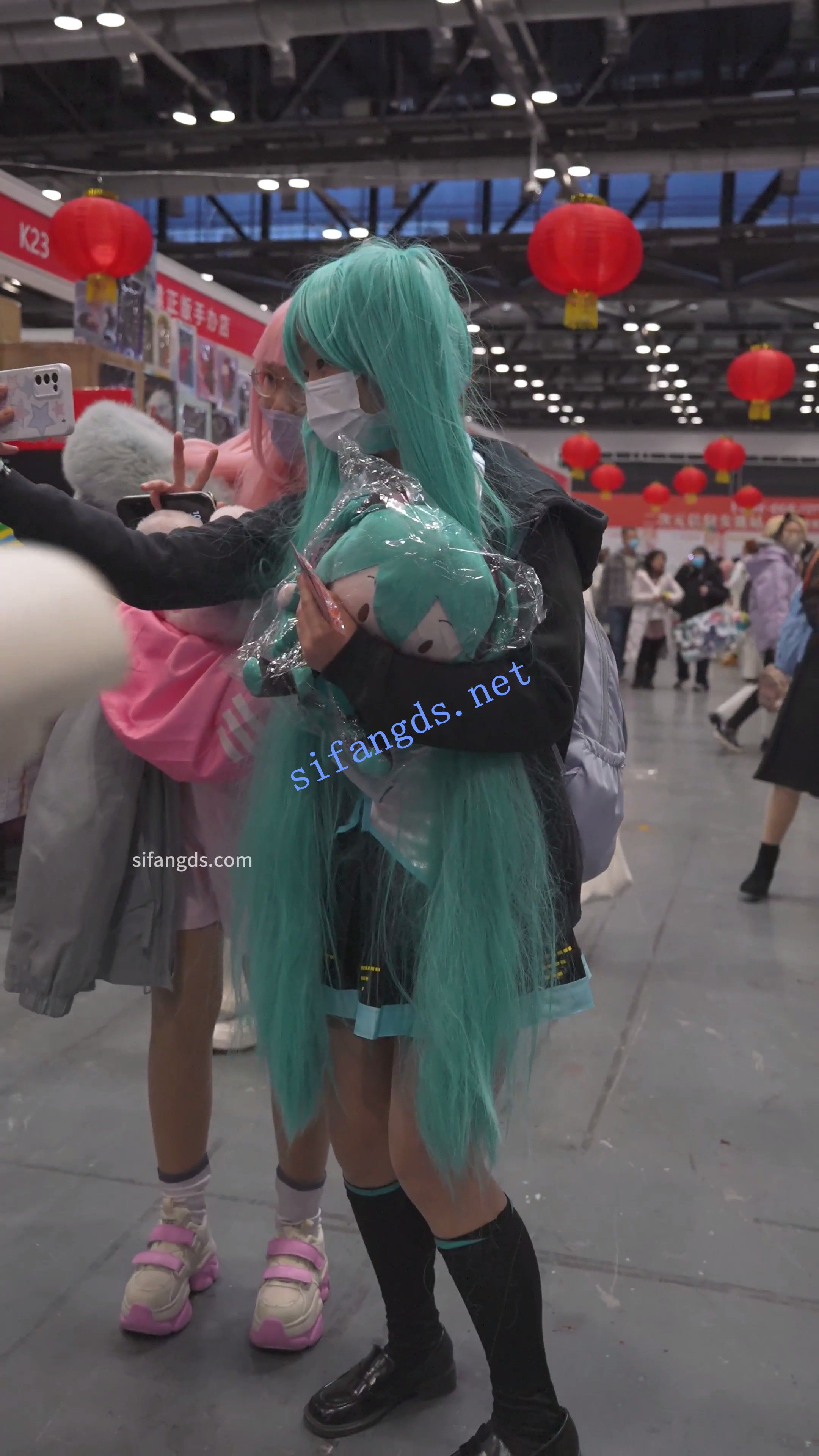 【xxn-321】展会CD初音cos窄内弯腰..超薄肉丝裆部纹理清晰