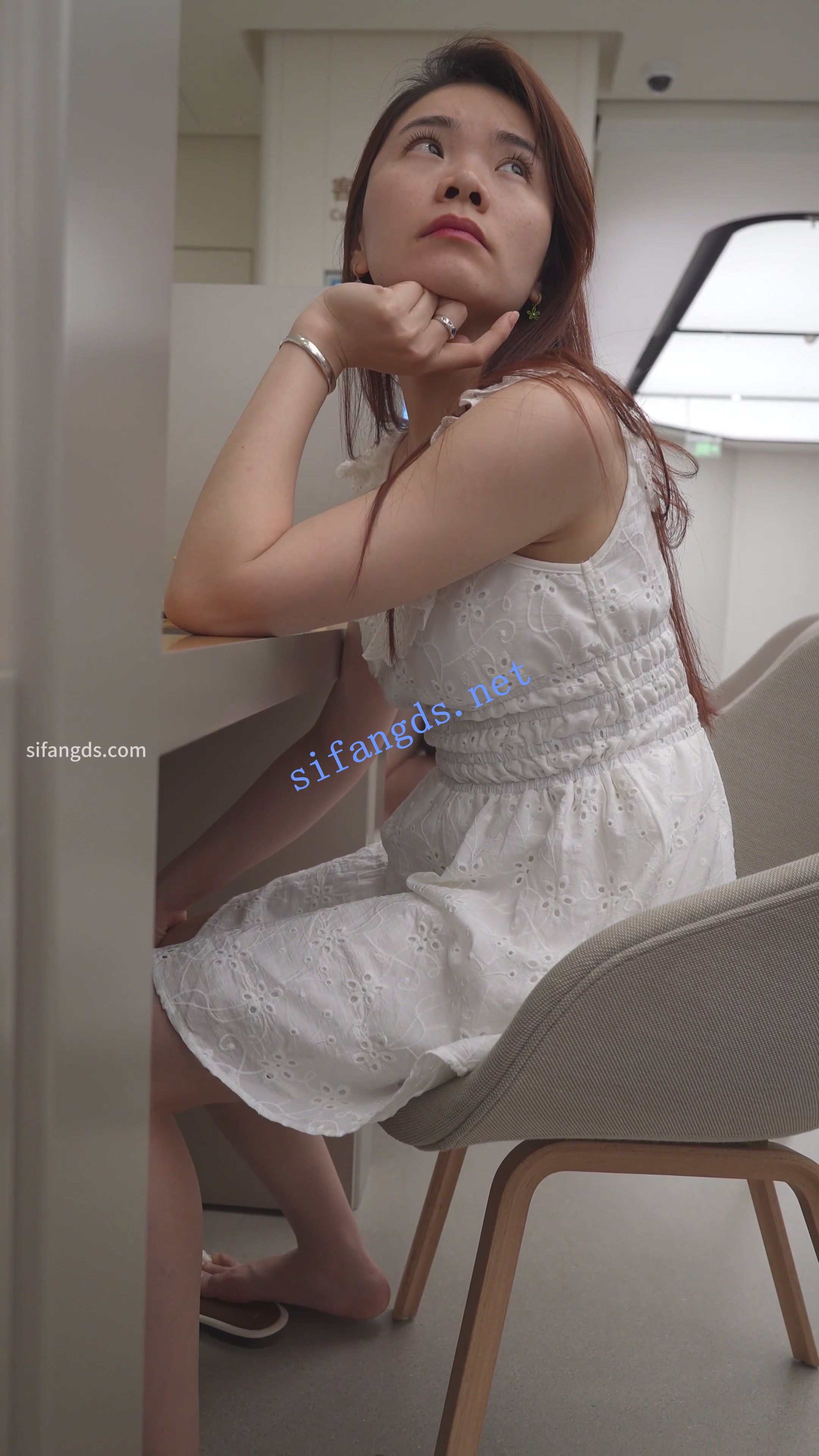 (BC-AA-582)手机店抄底白裙光脚少妇..性感肉臀无痕内露黑色