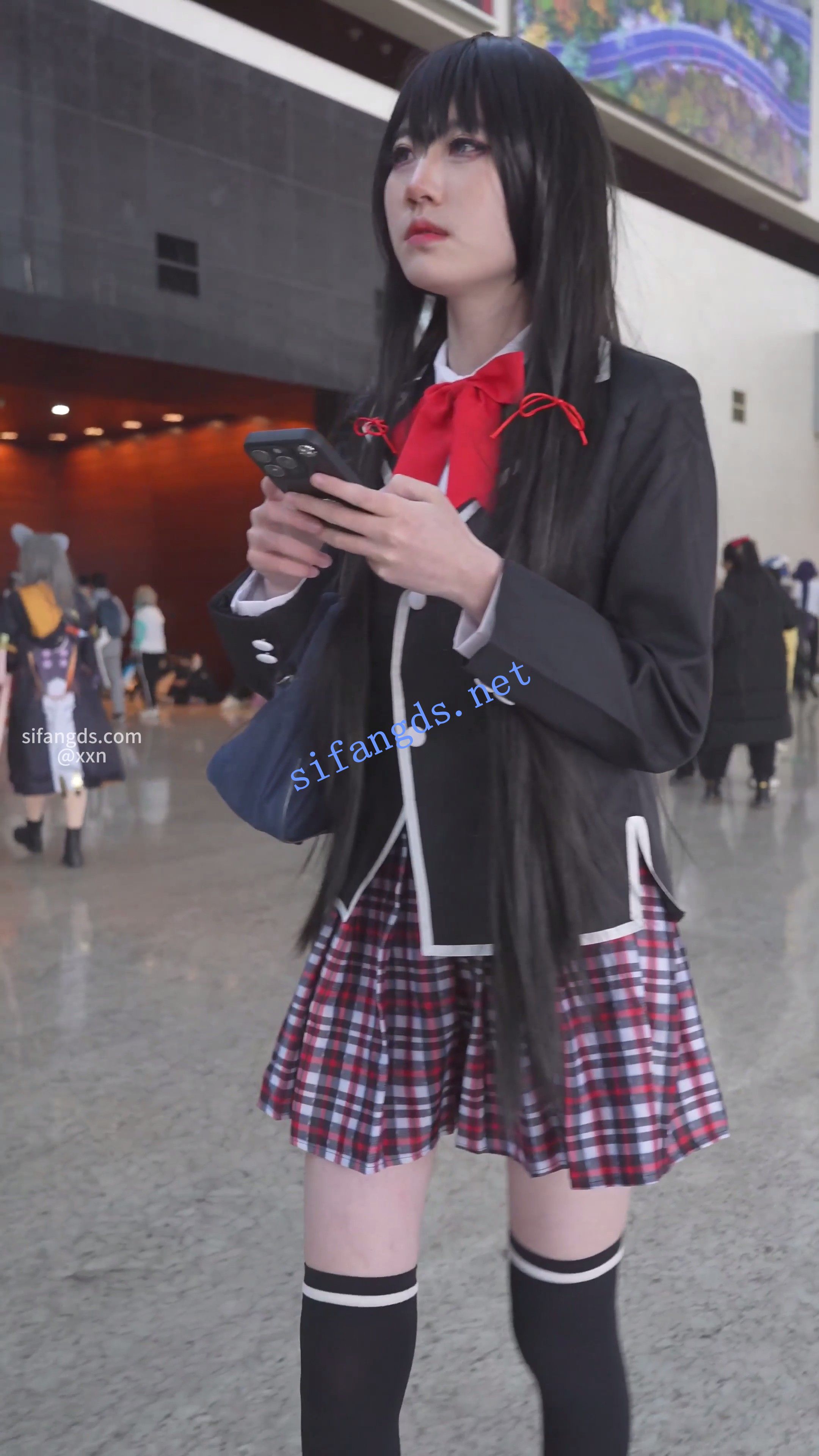 【xxn-325】一箭双雕两位cos小姐姐..内裤中间尿湿了侧面露毛