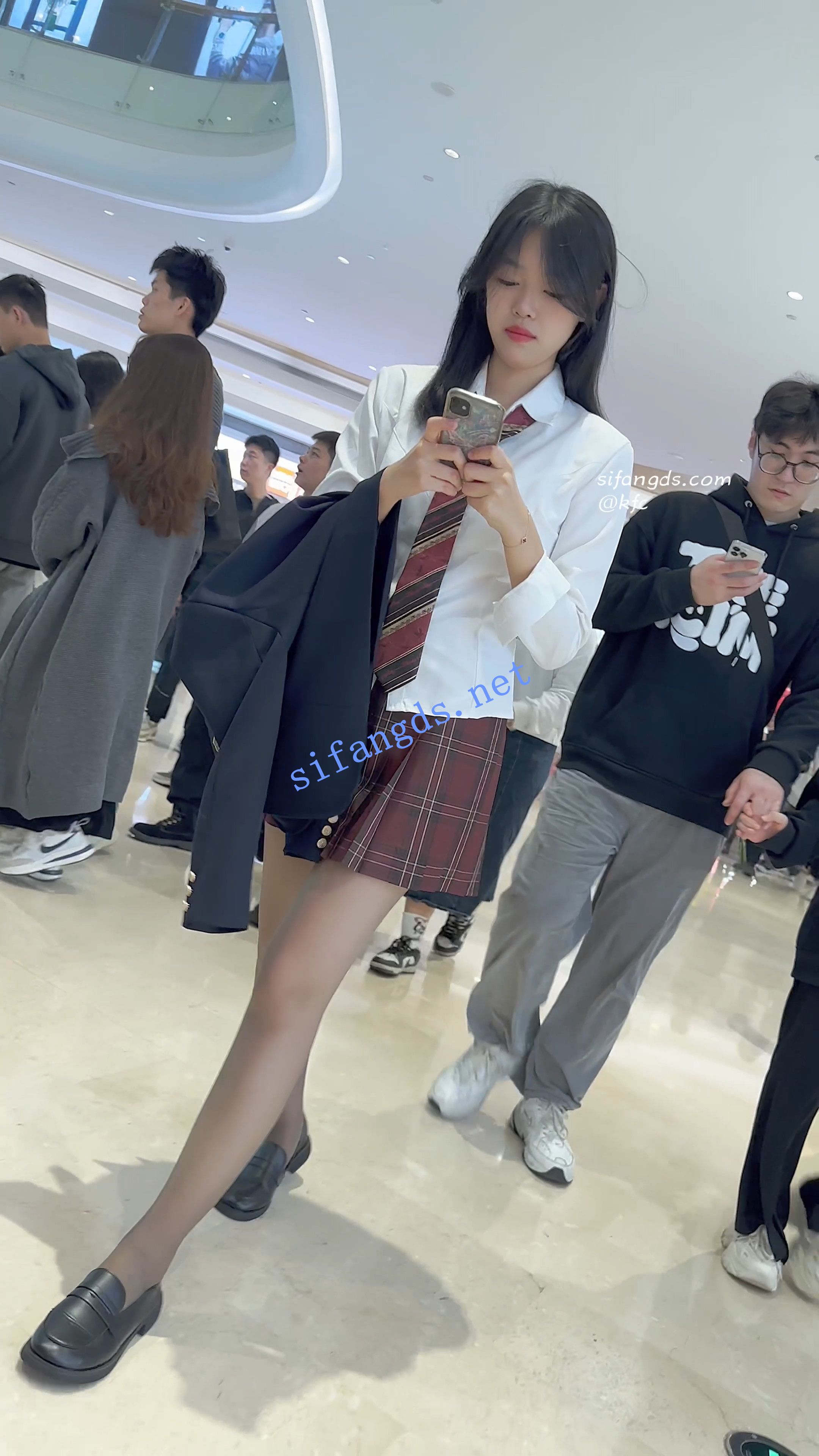 【KFC】JK制服学生妹逛街专注玩手机·灰色丝袜白内前后CD