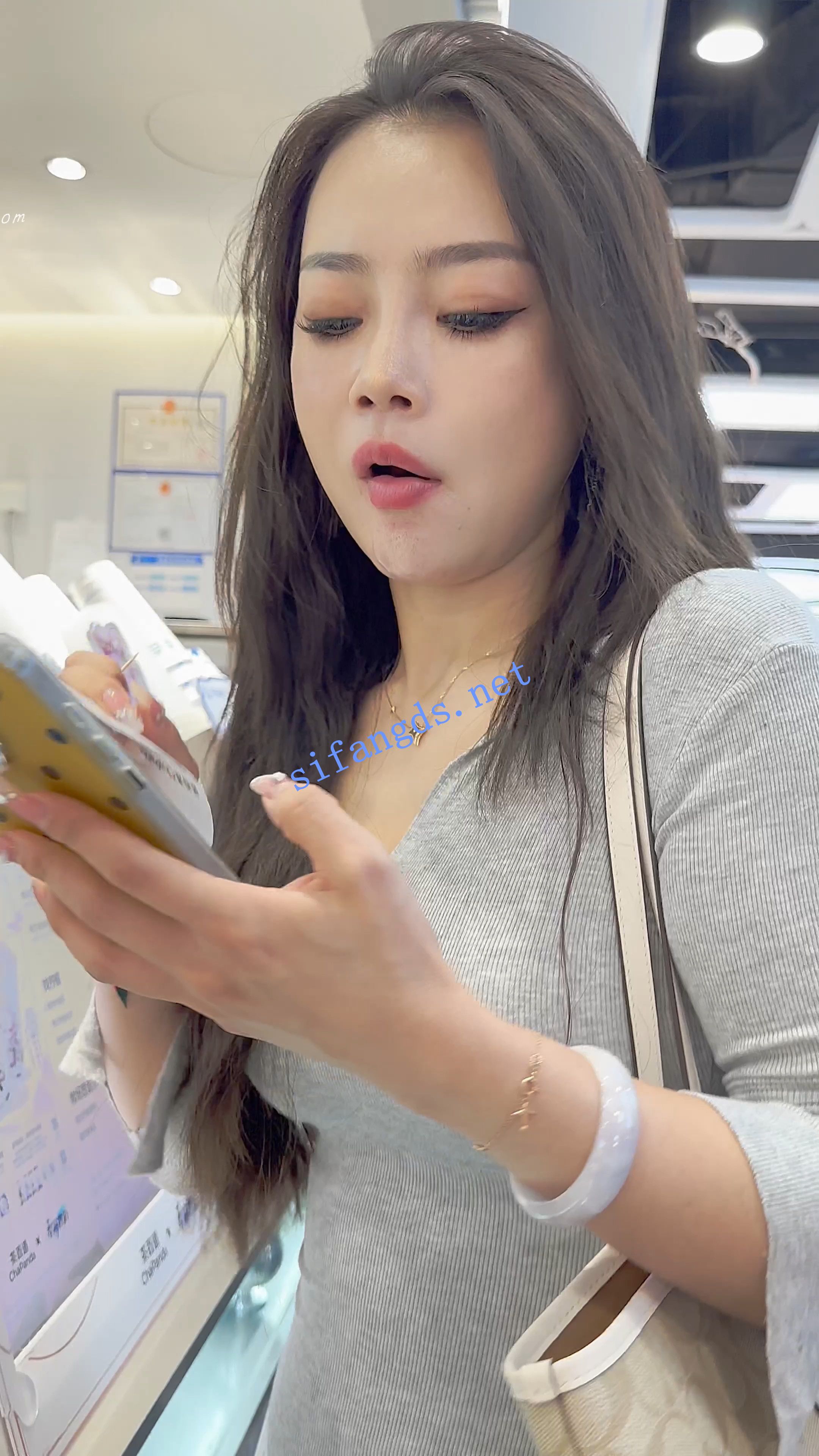 【KFC】包臀裙少妇逛街买奶茶·丰满身材白内前后CD盯着相机