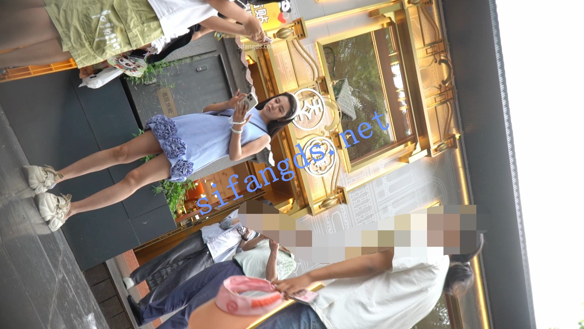 （空城原创）超短蛋糕裙小少妇逛街，性感黑N包裹肉臀