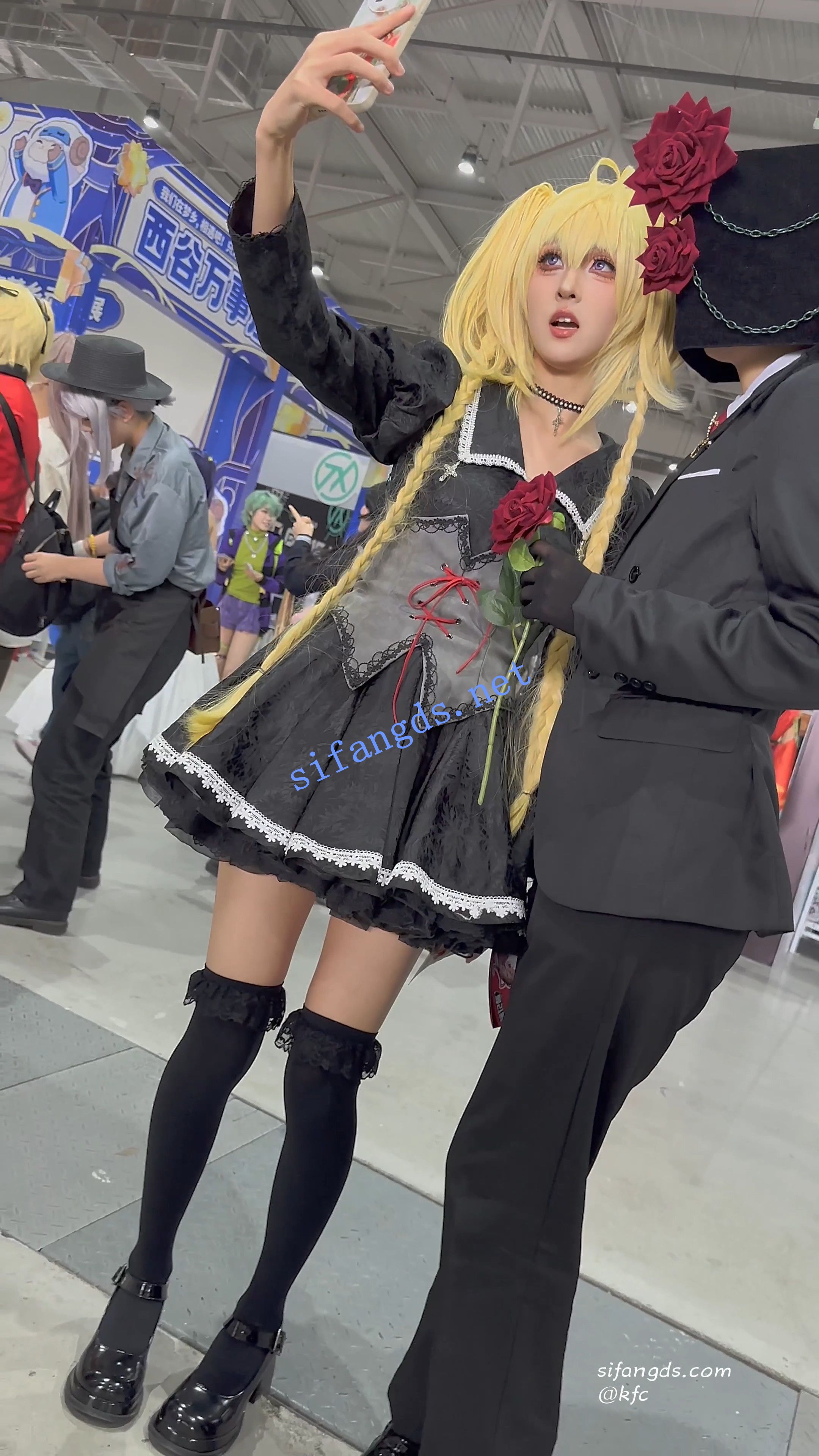 【KFC】双马尾学生妹COSER独自逛街拍照·白色半透内内前后CD