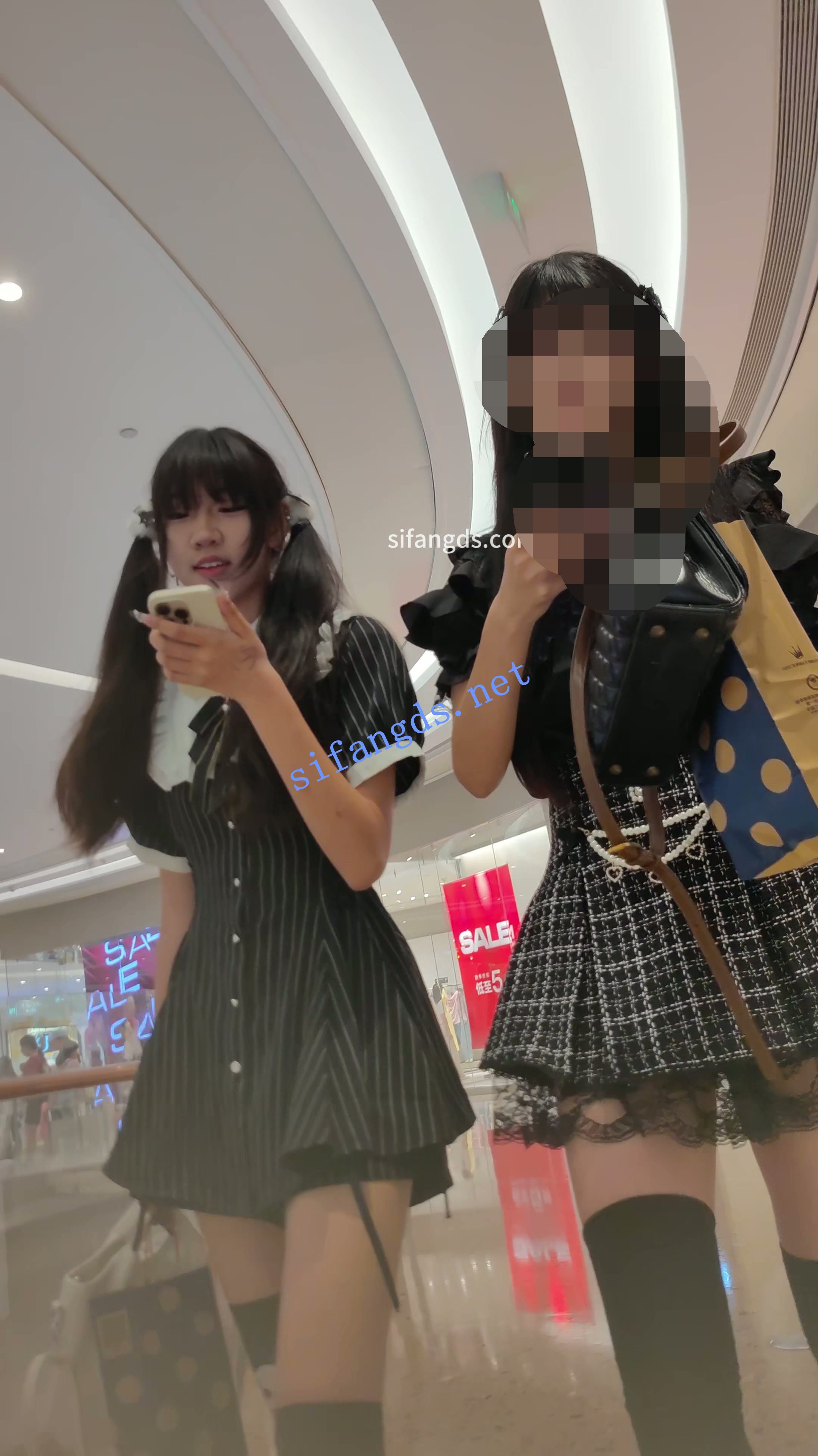 【CSCD】黑色裤裙双马尾黑丝小美女逛街吃饭，白色内内