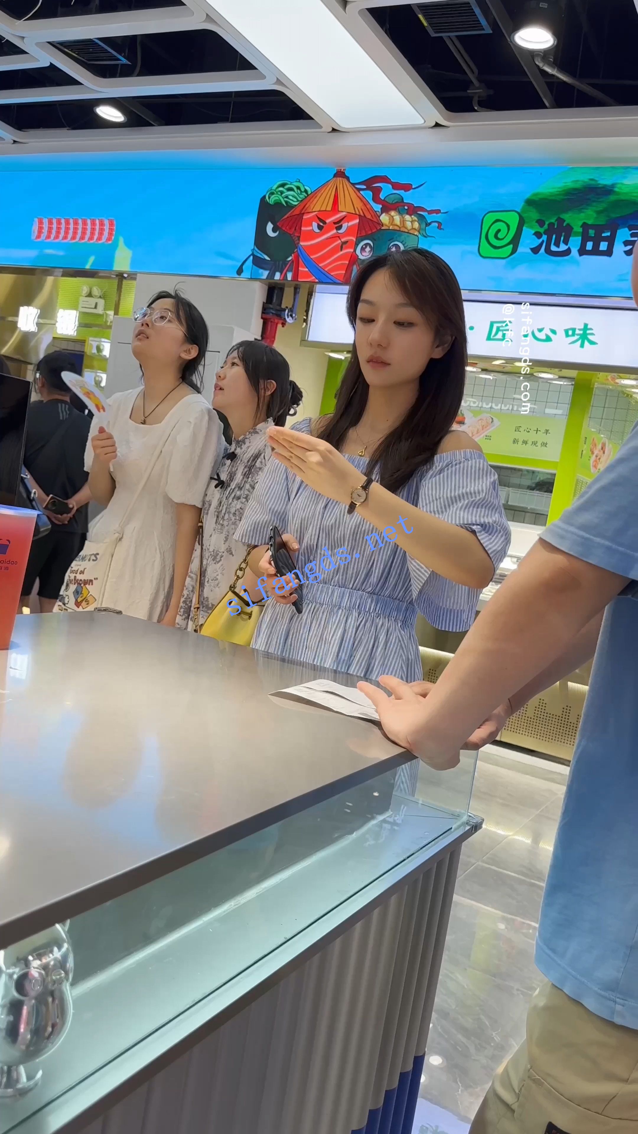 【KFC】长裙少妇和老公逛街买奶茶·白色碎花内内前后CD