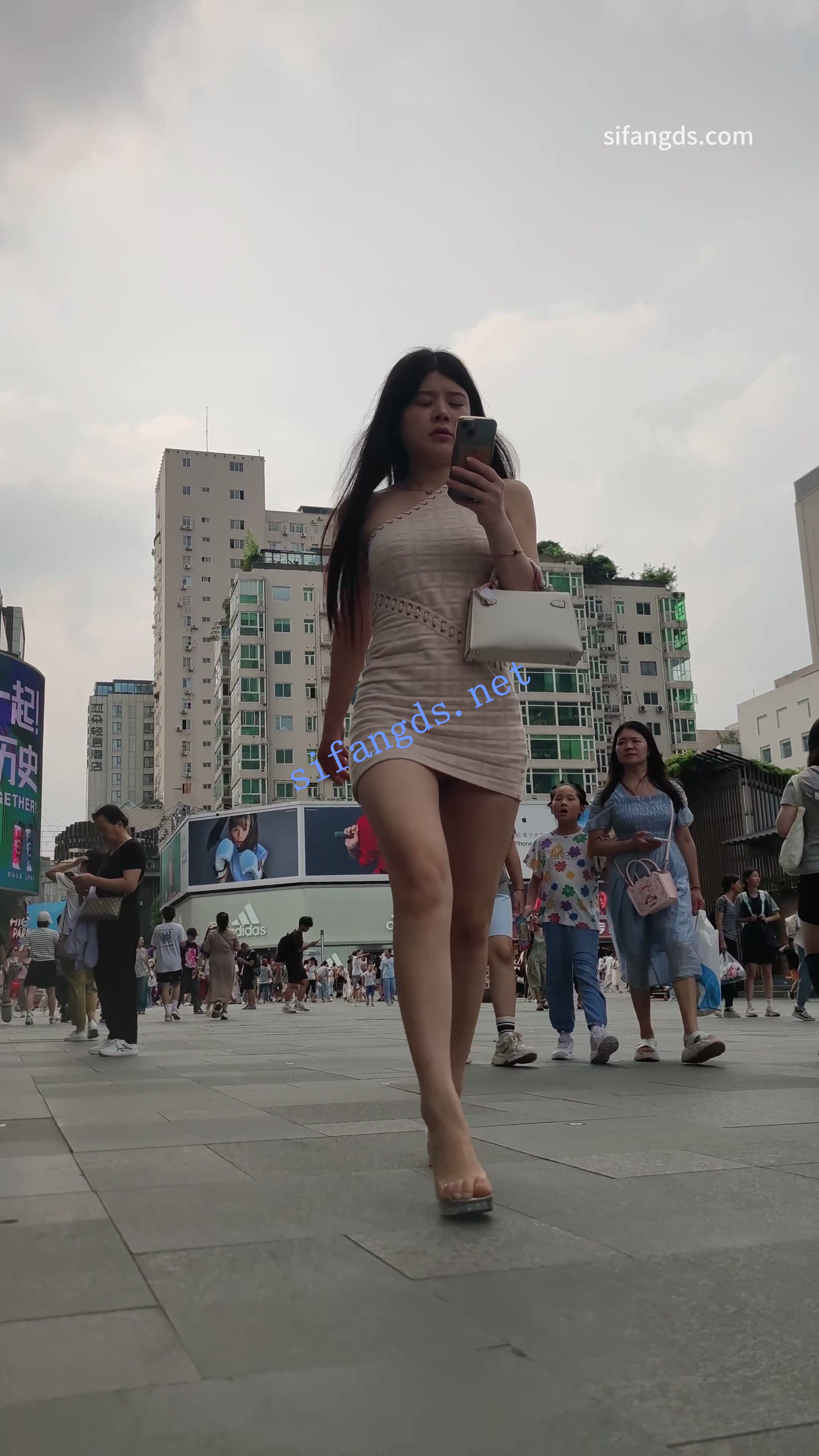 【CSCD】黄色包臀美女出来逛街，粉色蕾丝边内内