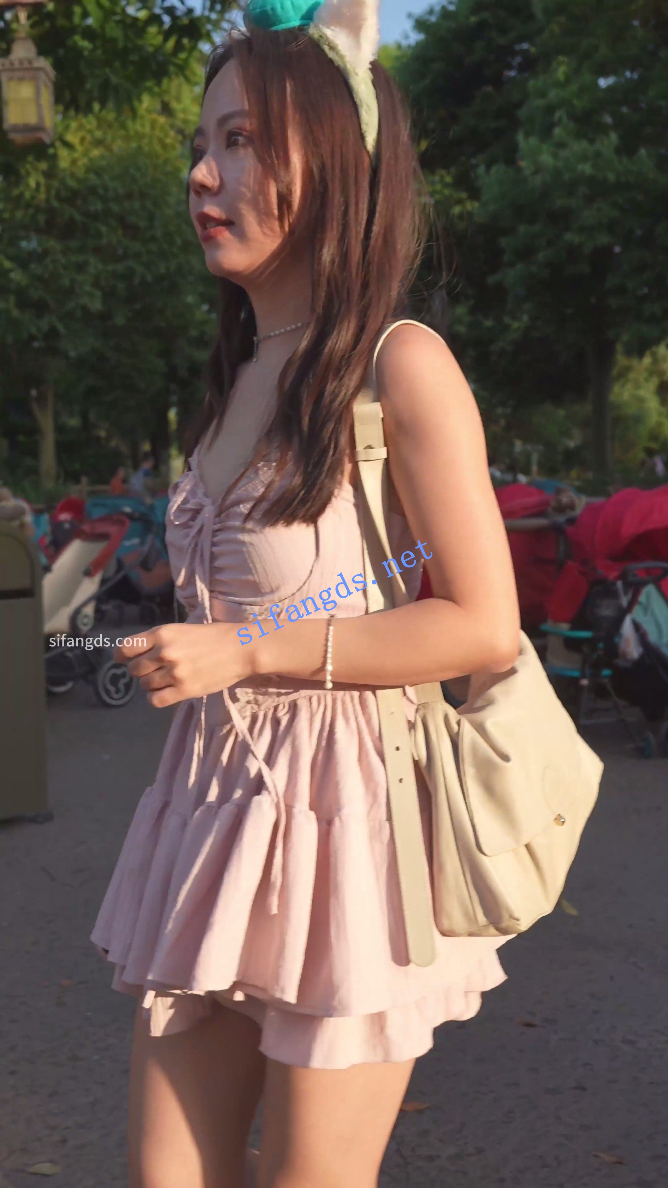 (BC-AA-595)细骚丁小姐姐逛街被CD..半蹲坐镜头..阴唇侧露好黑