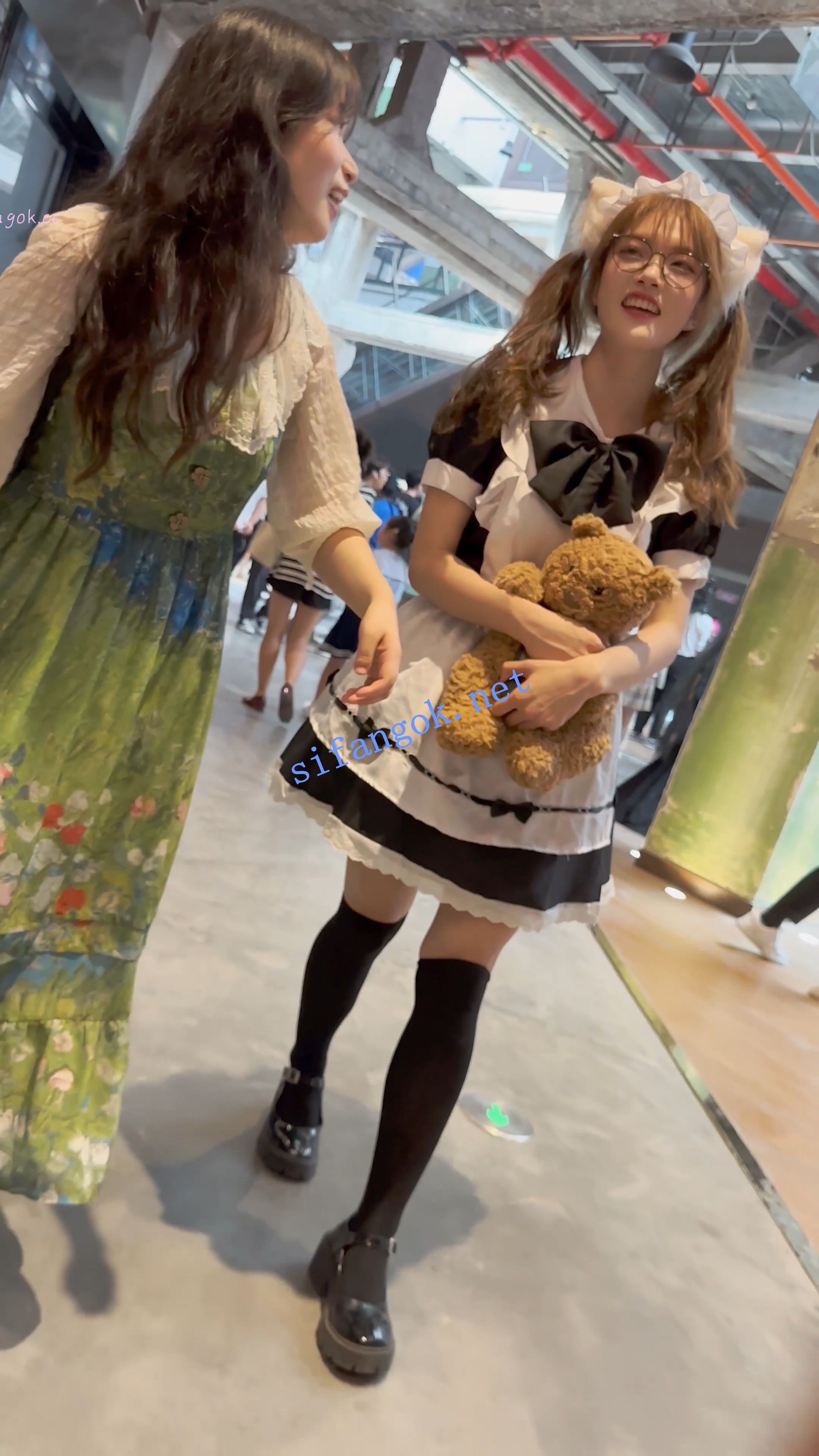 【KFC】双马尾女仆装学生妹和妈妈逛街·过膝黑丝白内前后CD