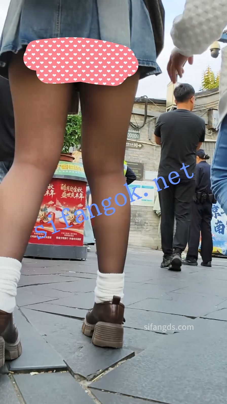 原创抄底极品超短裙黑丝MM