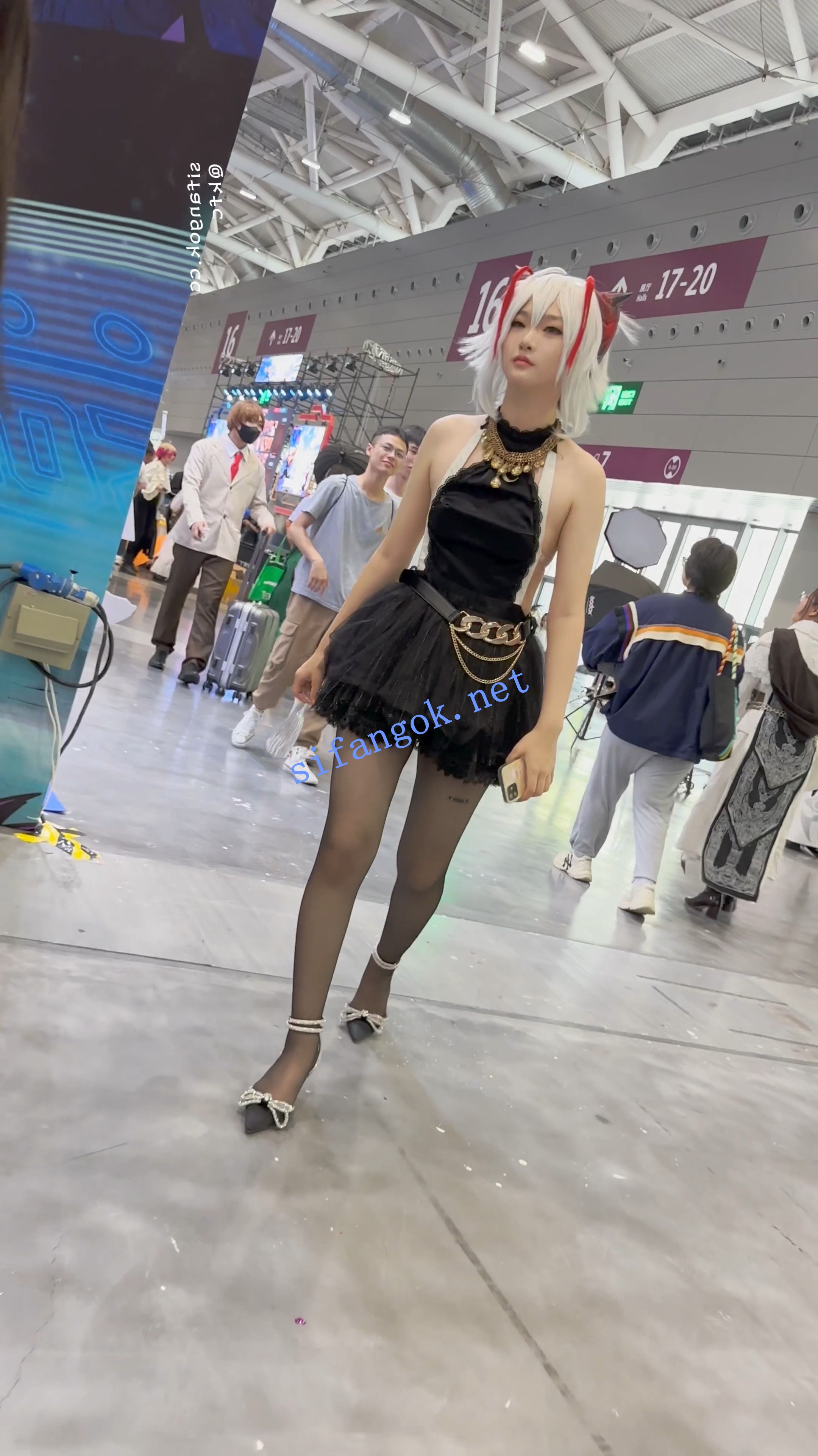 【KFC】短裙露背装COSER逛街约拍·高跟黑丝袜粉色内前后CD够骚