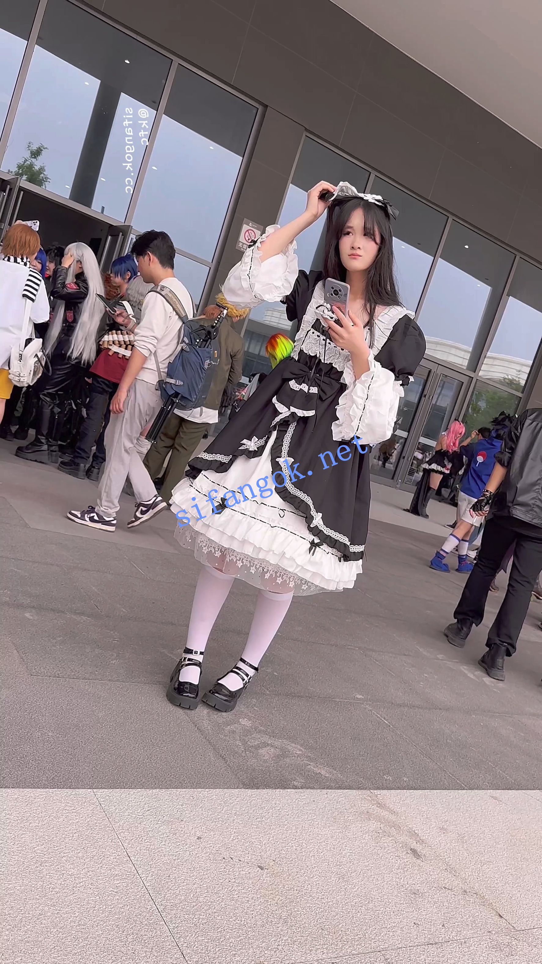 【KFC】女仆装洛丽塔小姐姐逛街·过膝袜淡蓝色内·尿黄一大片