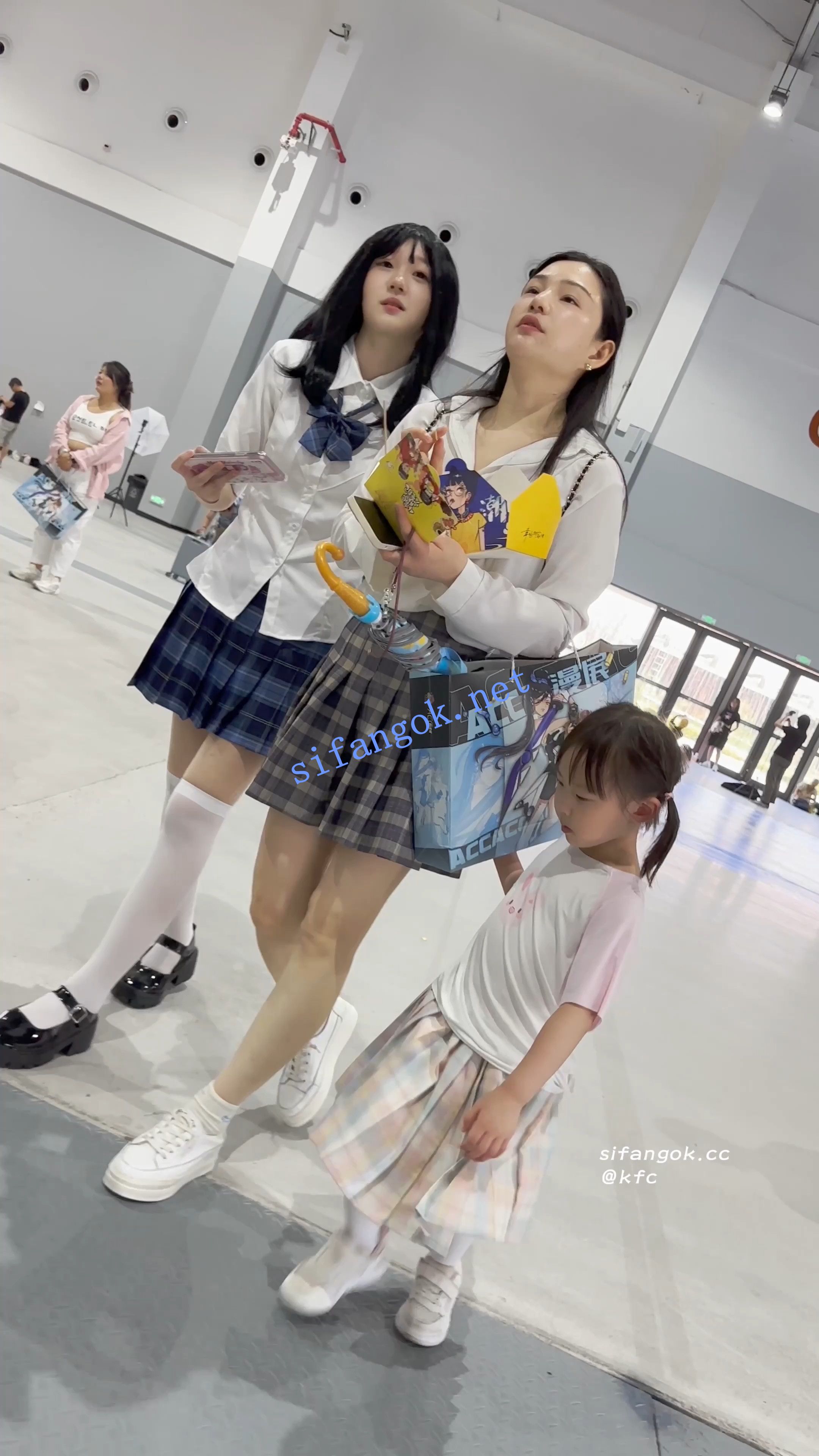 【KFC】JK制服骚妈妈带着JK女儿逛街·过膝袜白内前后CD