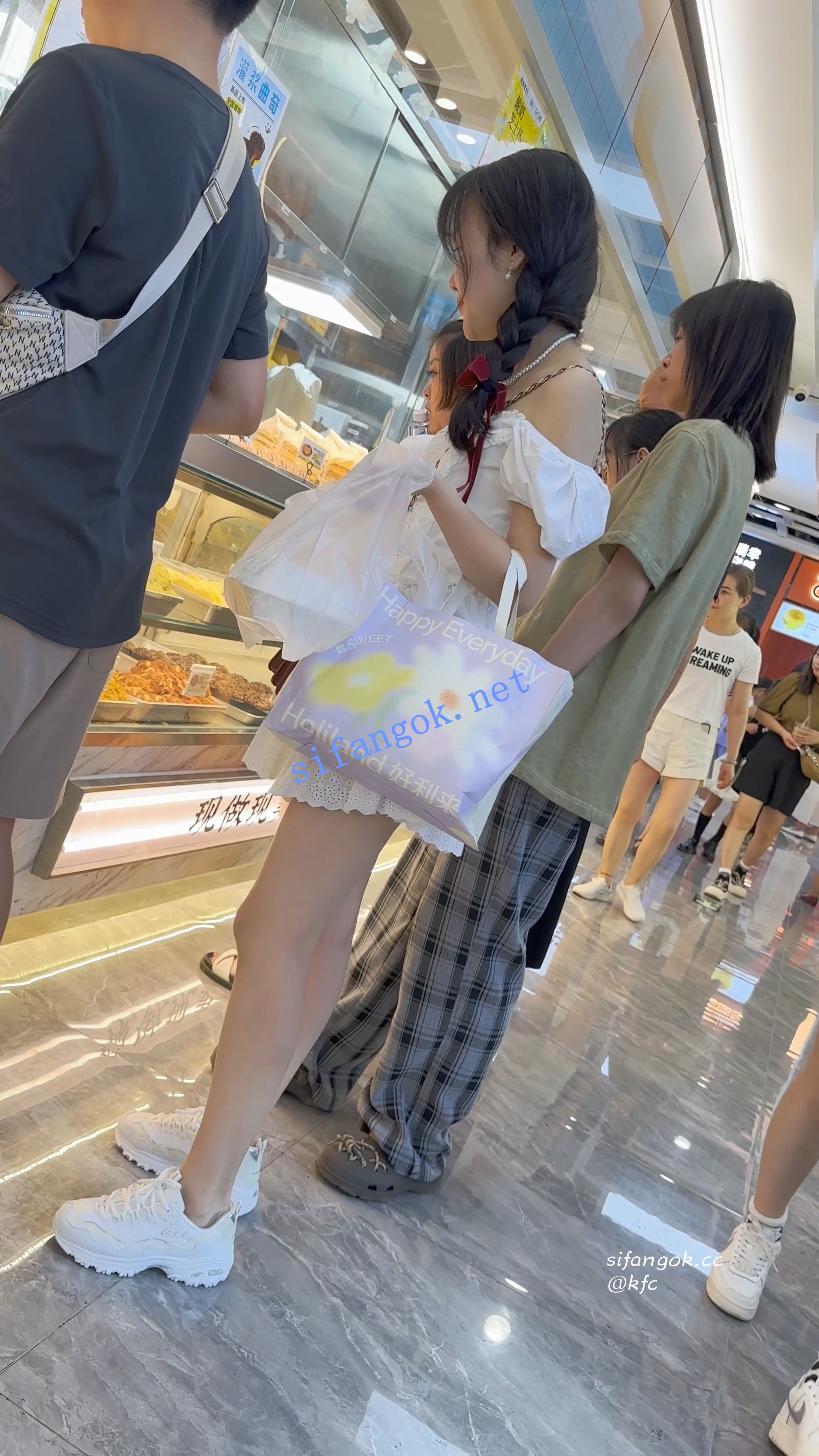 【KFC】长裙学生妹逛街买甜品·白色内内夹进翘臀里超清CD