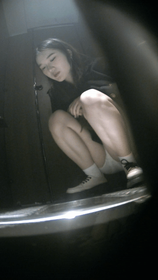 ️【厕拍】酒吧小姐姐喝多了想呕吐 拉屎又细又长