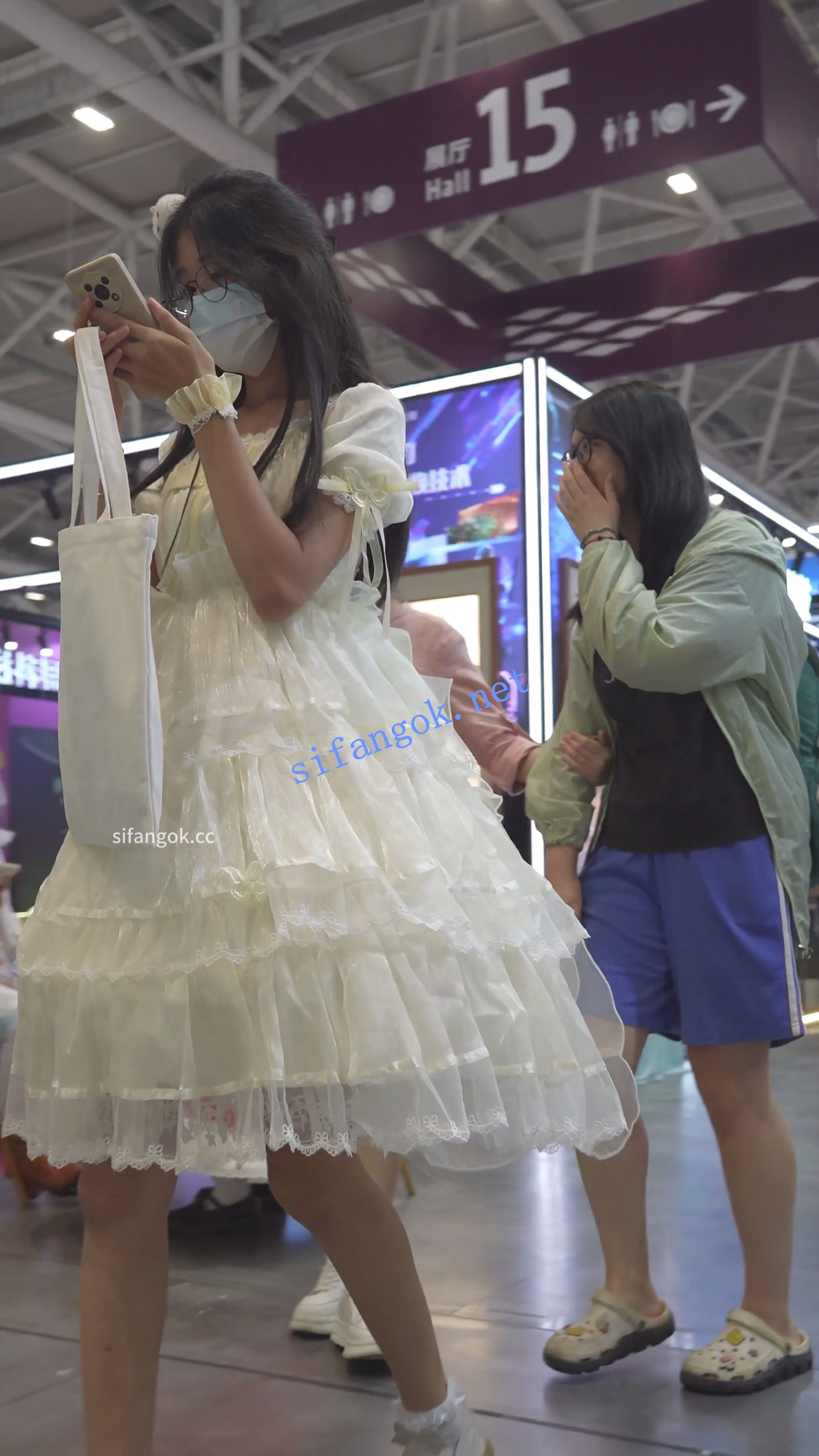 【xxn-340】白色lo裙小学妹..展台看表演被CD窄内侧面露毛