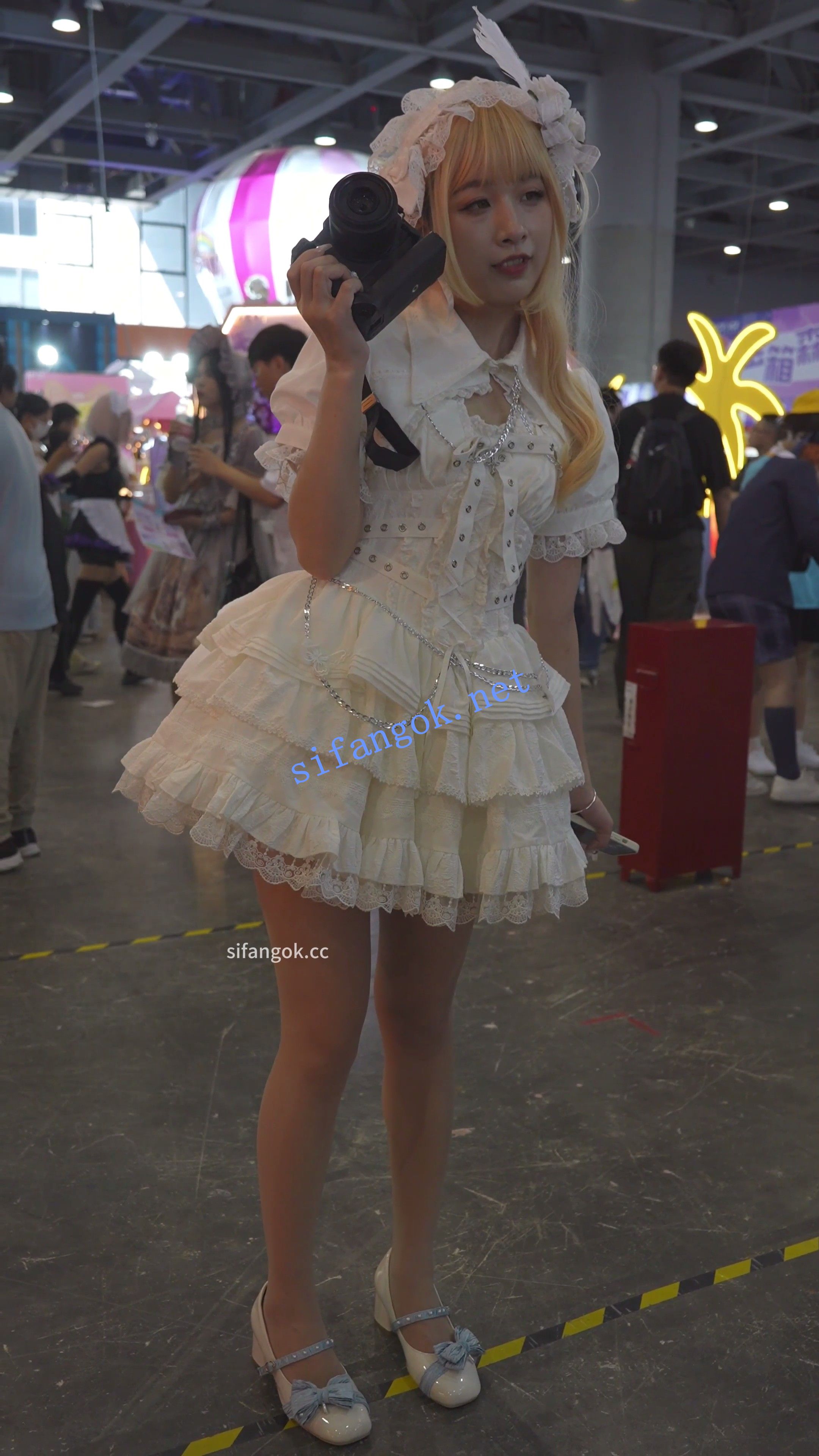 【xxn-341】金发公主裙美女..超薄透明肉丝..蕾丝内夹进屁股缝