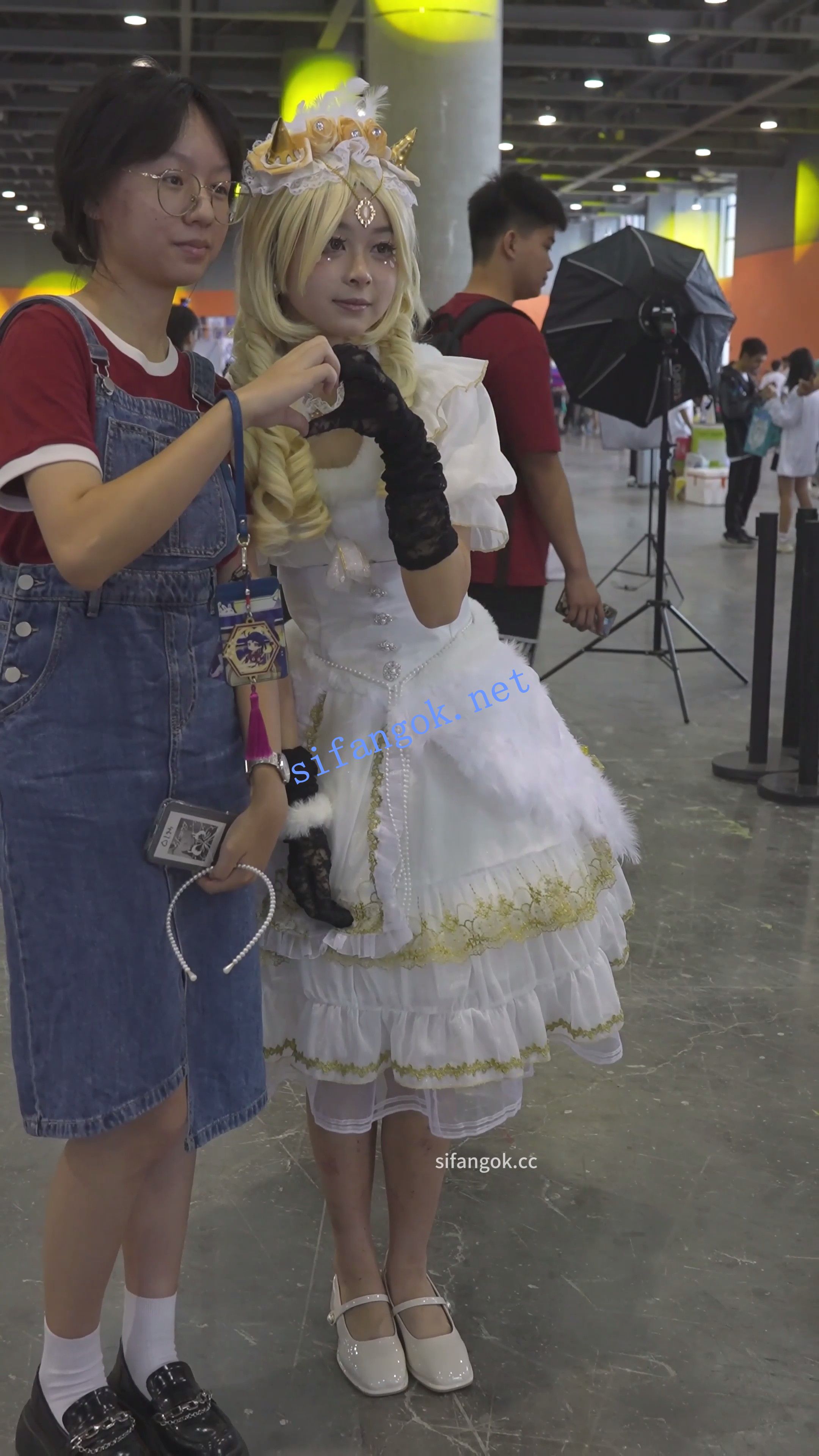 【xxn-343】金发cos小姐姐逛街..可爱卡通内前后CD勒出13缝