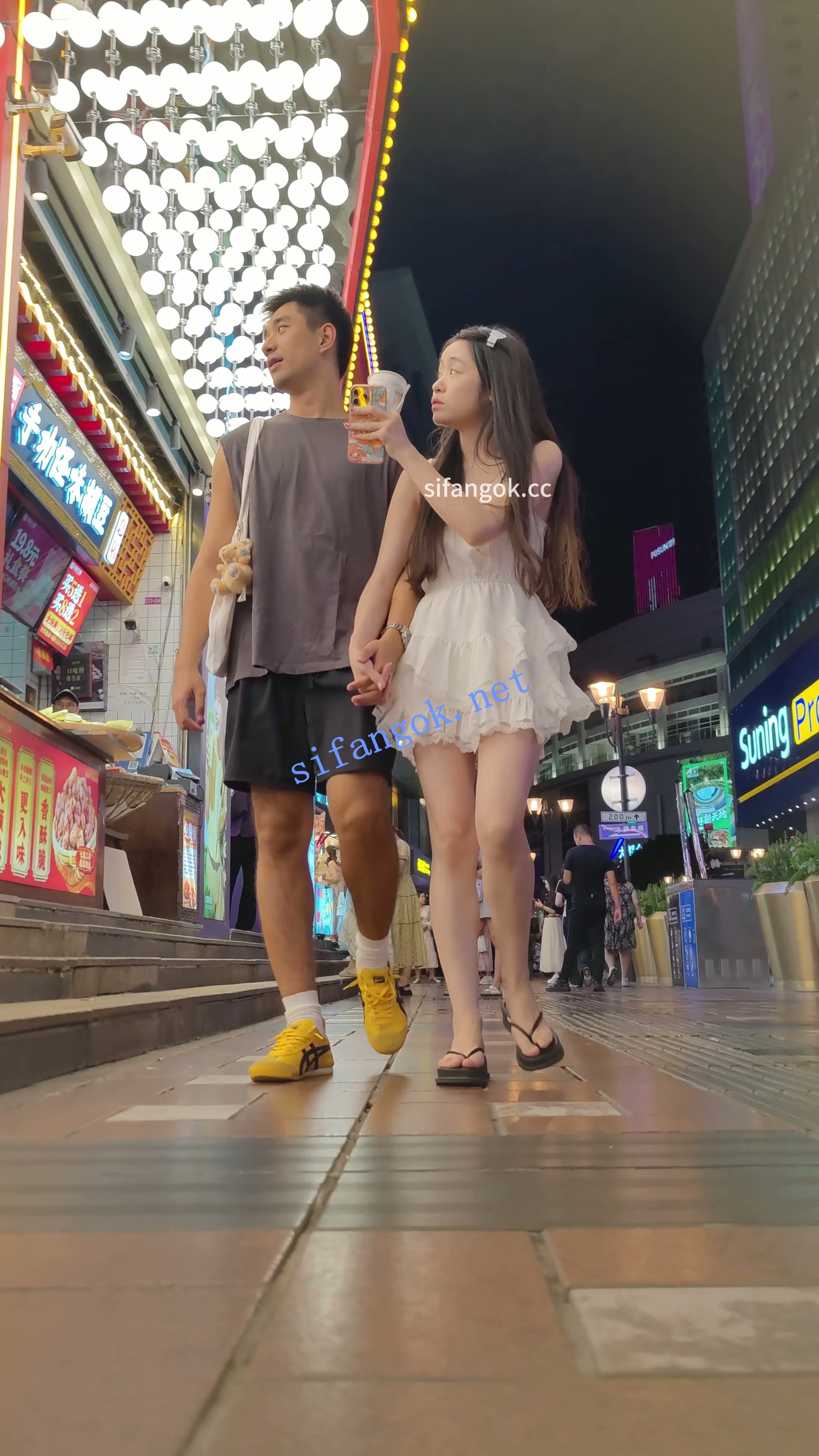 【CSCD】白色连衣裙小姐姐和男朋友逛街，白色屁股透明内