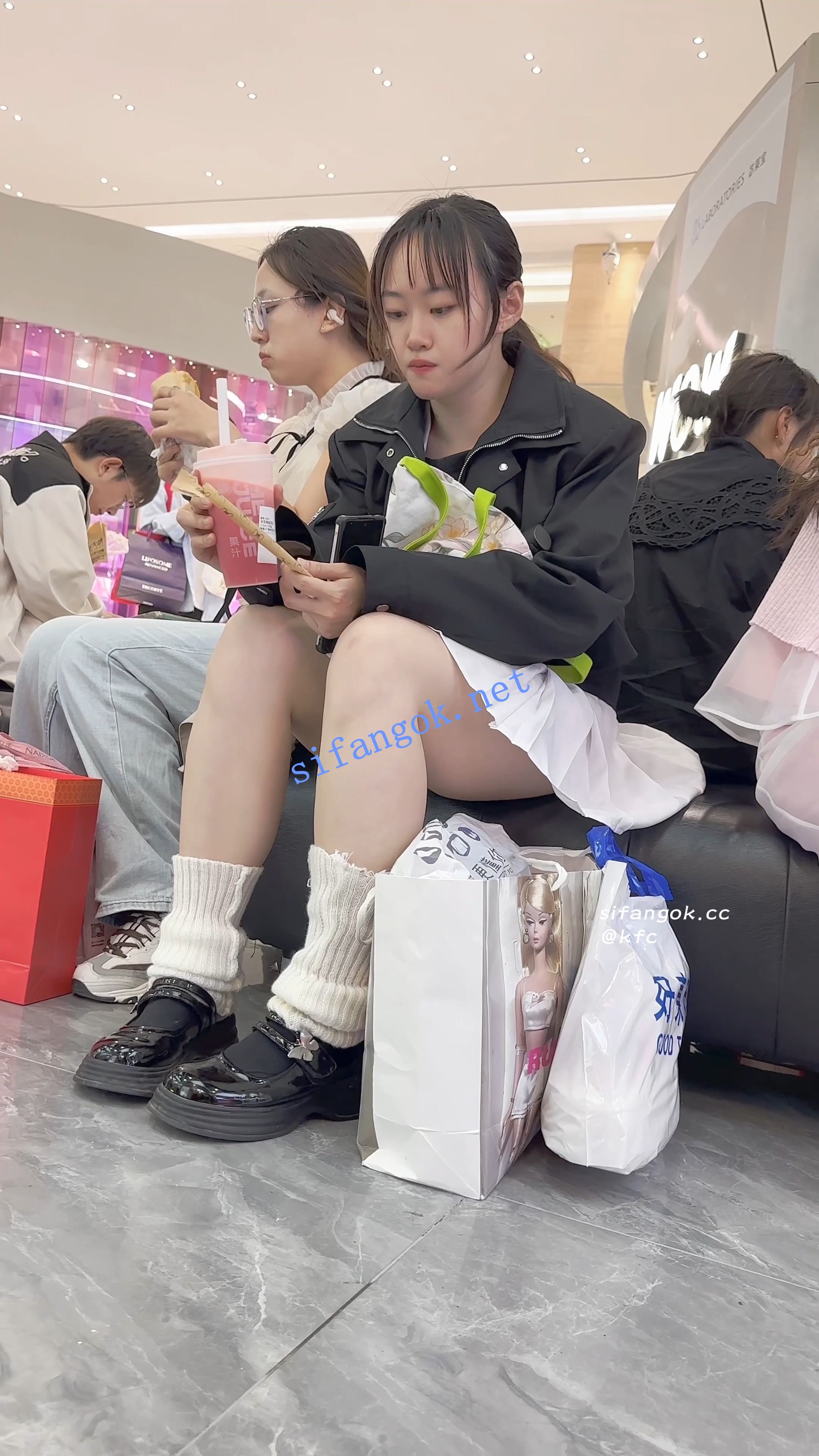 【KFC】短裙女大独自逛街买奶茶·劈开腿毫无防备露出紫色内