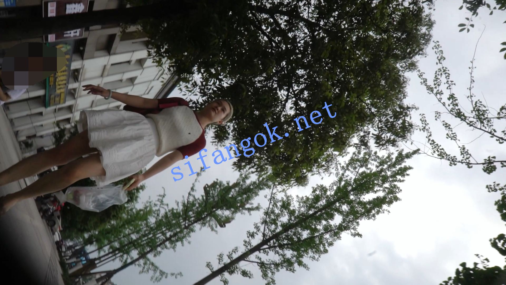 （空城原创）强行搭讪问路白裙小少妇，前后CD收下格子N