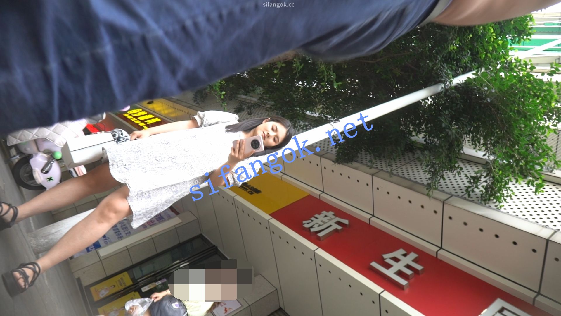 （空城原创）路边等车的宽松连衣裙小少妇，米白微透N前后C