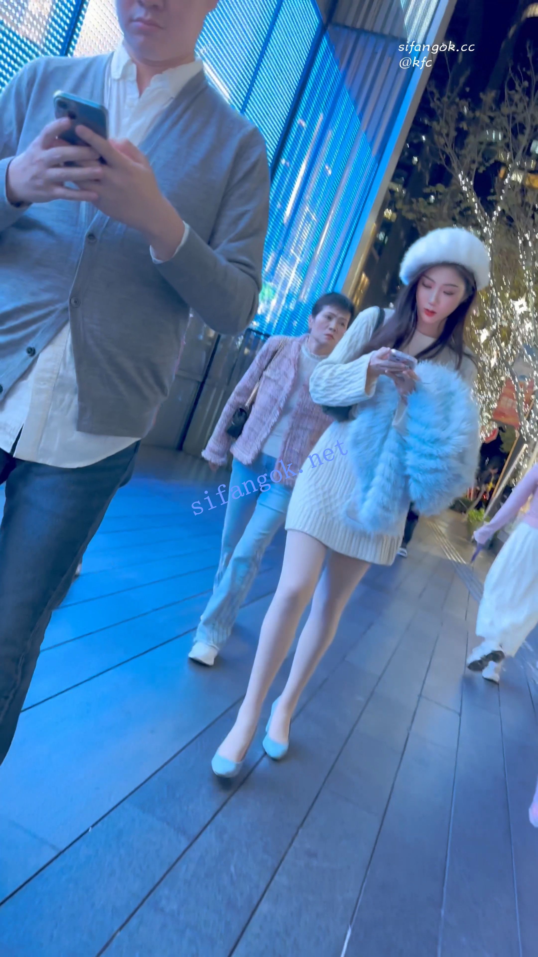 【KFC】极品身材靓女·一路上被搭讪直到男友出现·肉丝袜白内