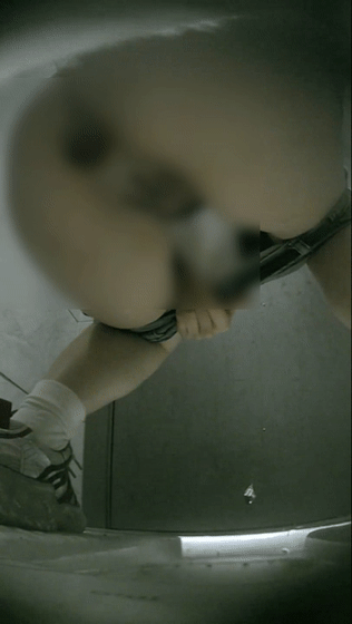 ️【厕拍】酒吧小姐姐喷屎 喷的到处都是 用手抓屎！！！