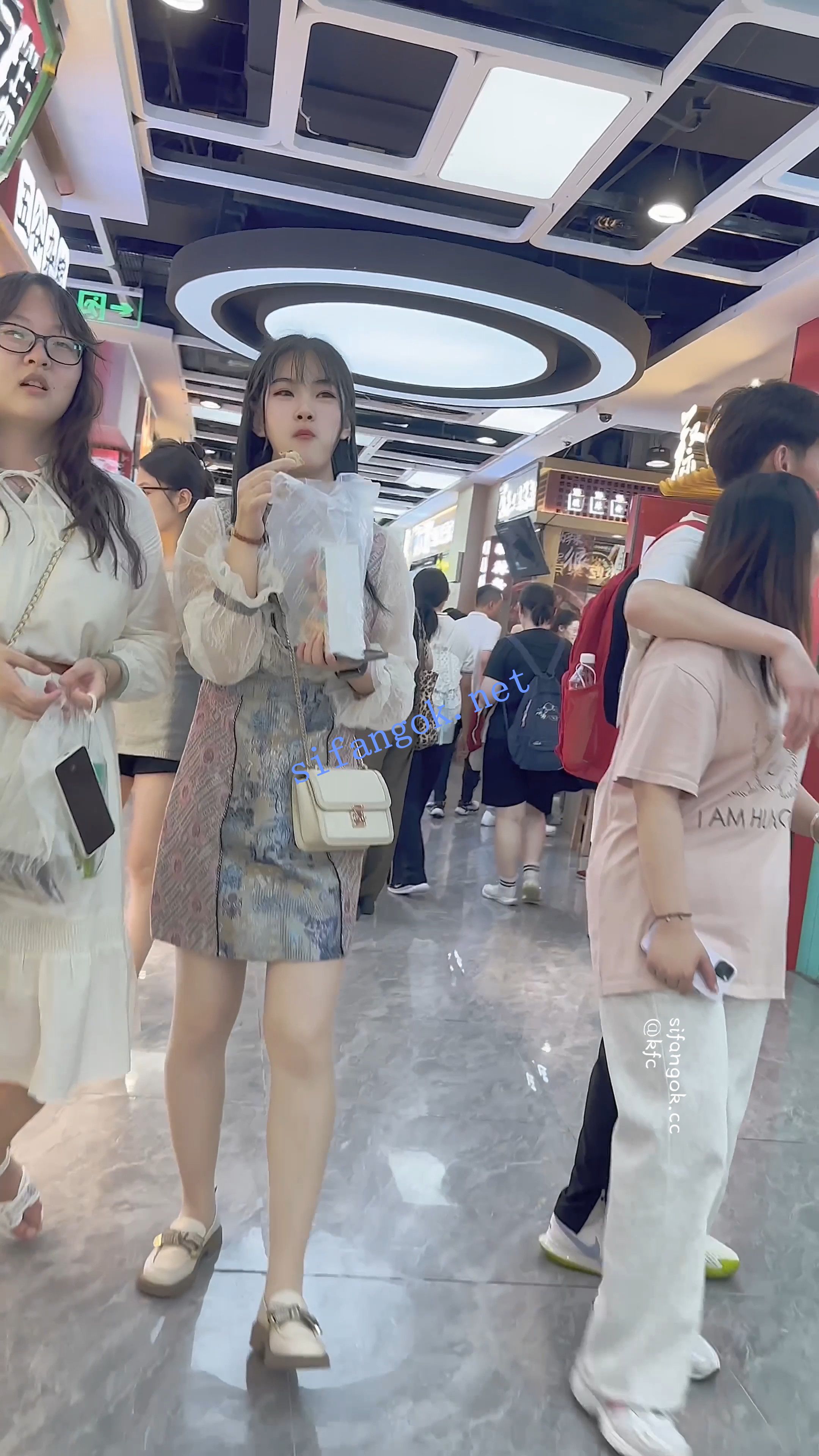 【KFC】长裙学生妹和闺蜜逛街·肉色丝袜白色内内前后CD