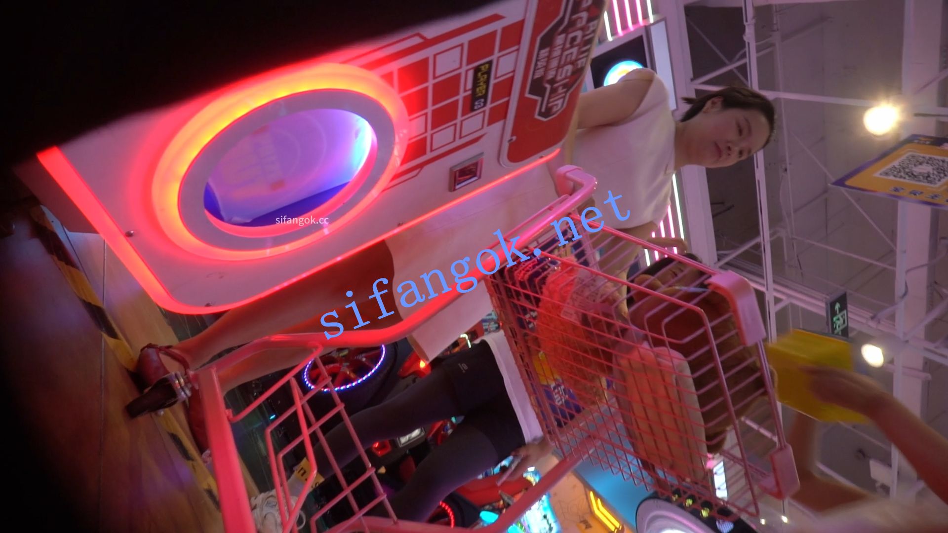 （空城原创）白裙白嫩少妇带孩子玩，微透无痕N紧裹肥臀