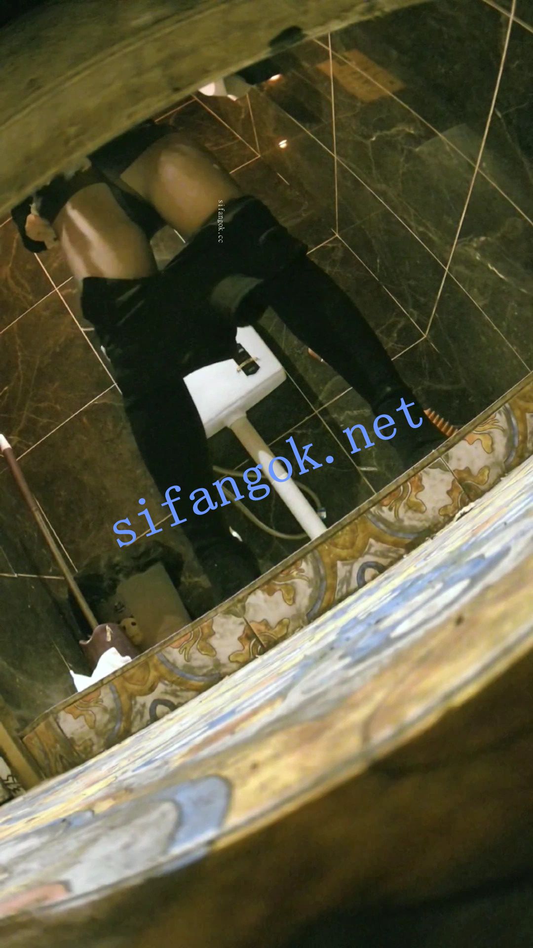 全网首发【酒吧全景厕拍】各种黑丝高跟 美女如云 12