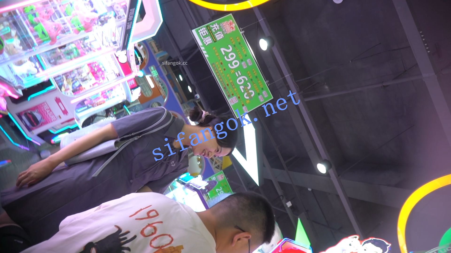 （空城原创）宽松连衣裙少妇撅着屁股玩游戏，淡灰N裹肉臀