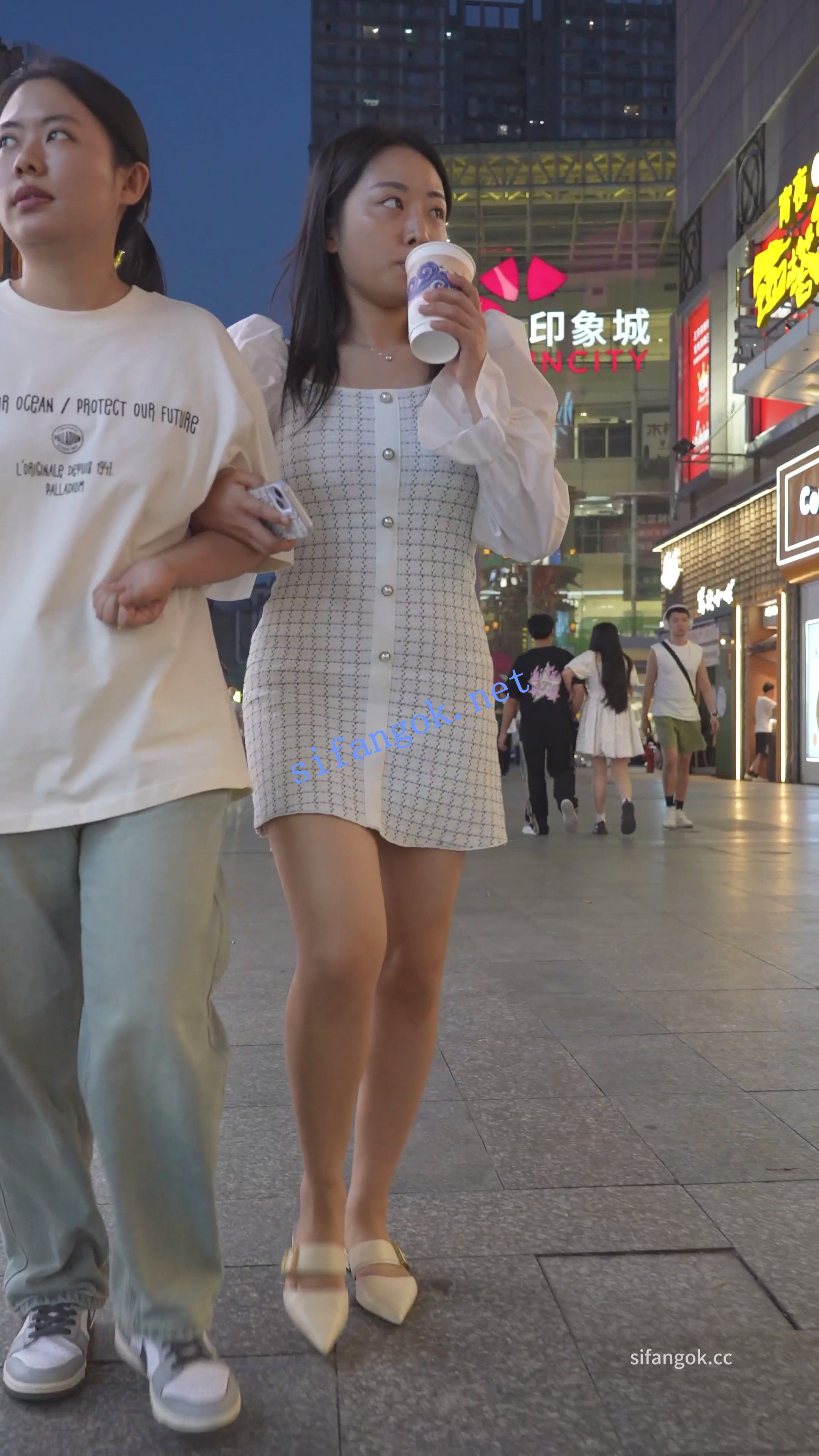 (BC-AA-638)包臀裙少妇逛街..屁股开裆透明情趣内弯腰露黑森林