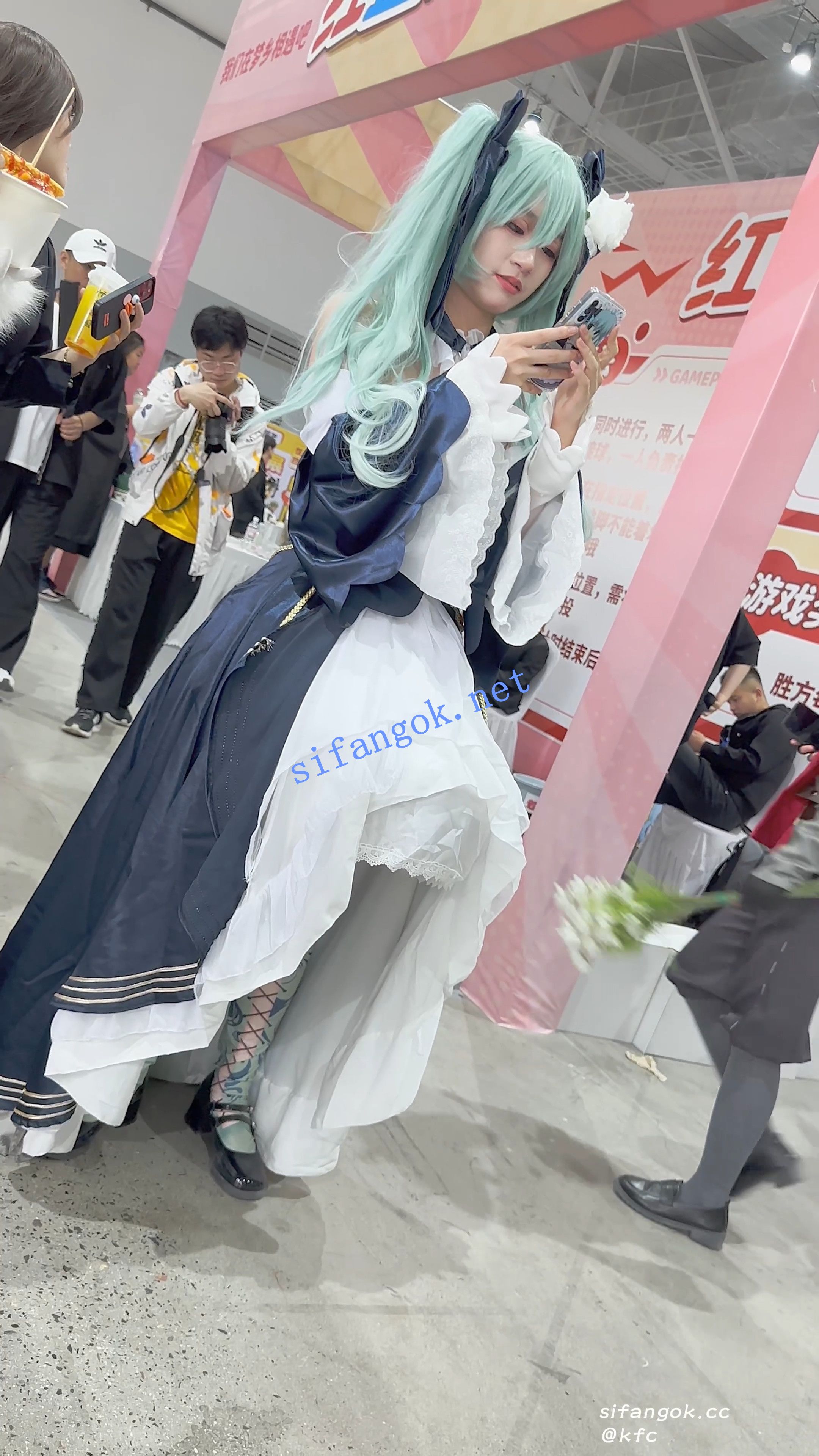 【KFC】学生妹COSER玩手机·放心遮住后面忽略前面·微透黑白内