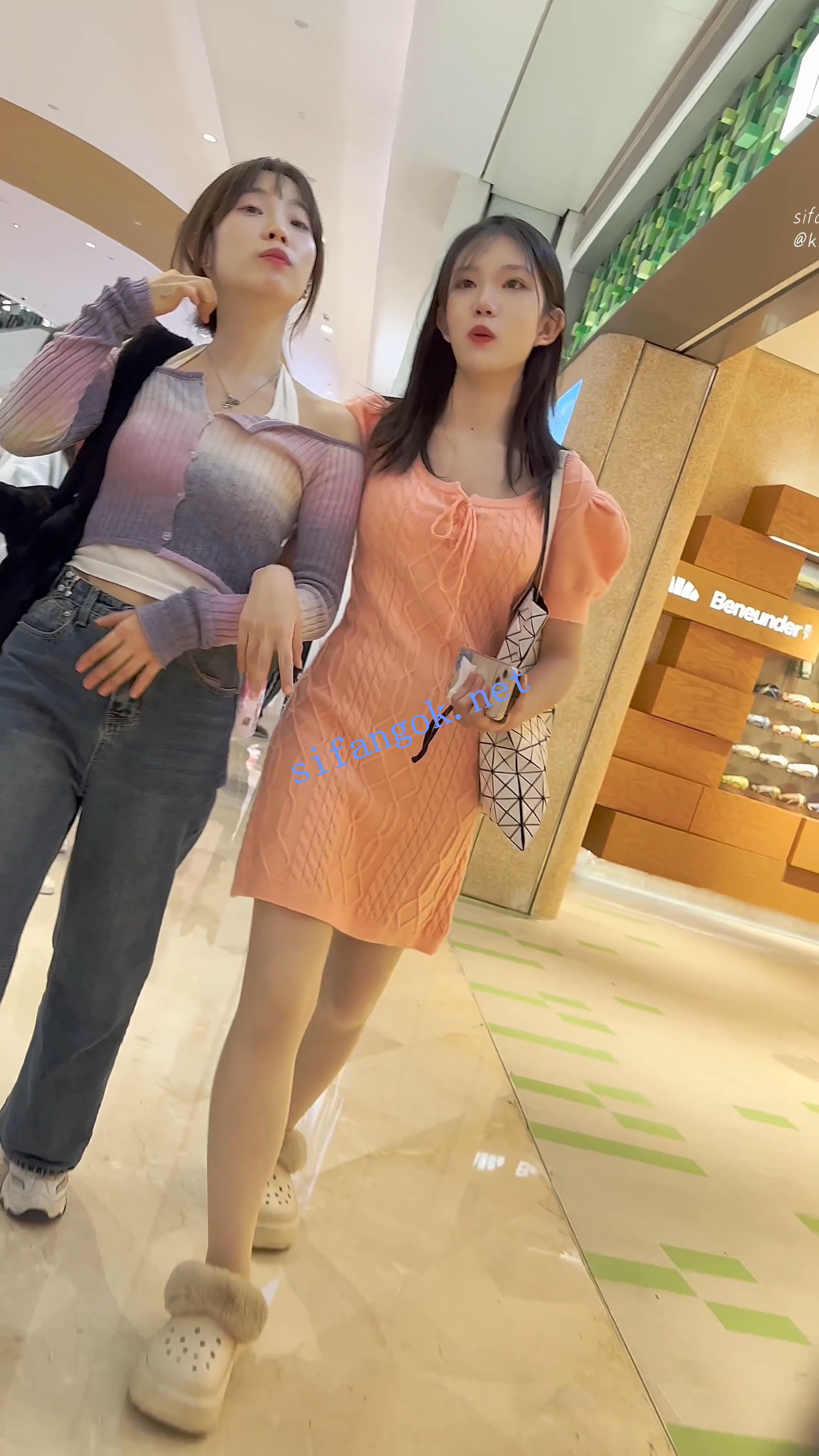 长裙靓女和闺蜜逛街·肉色丝袜有点厚·微透一点白内