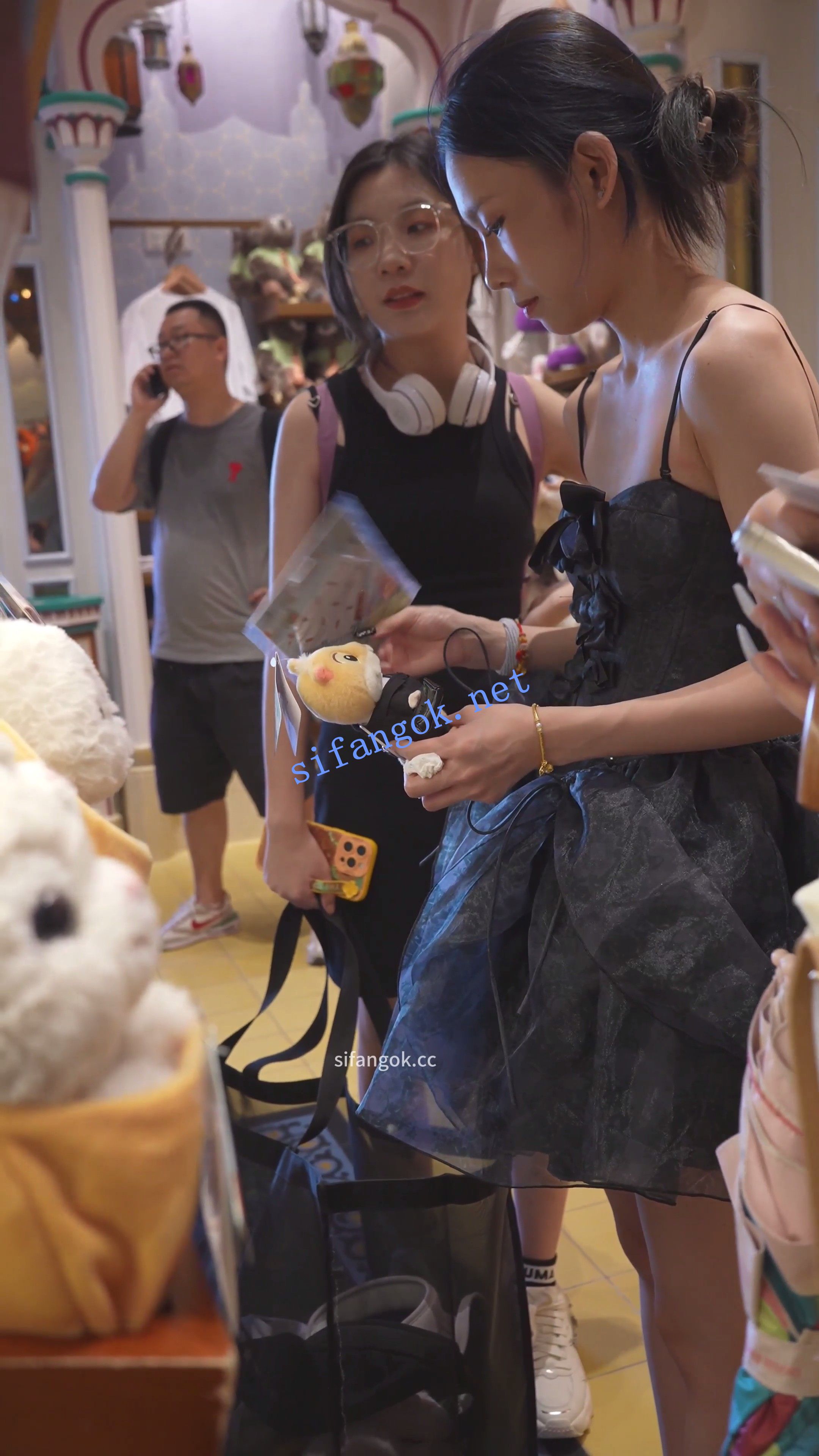 (BC-AA-639)游乐园抄底一对好闺蜜..白内弯腰坐镜头+条纹窄内