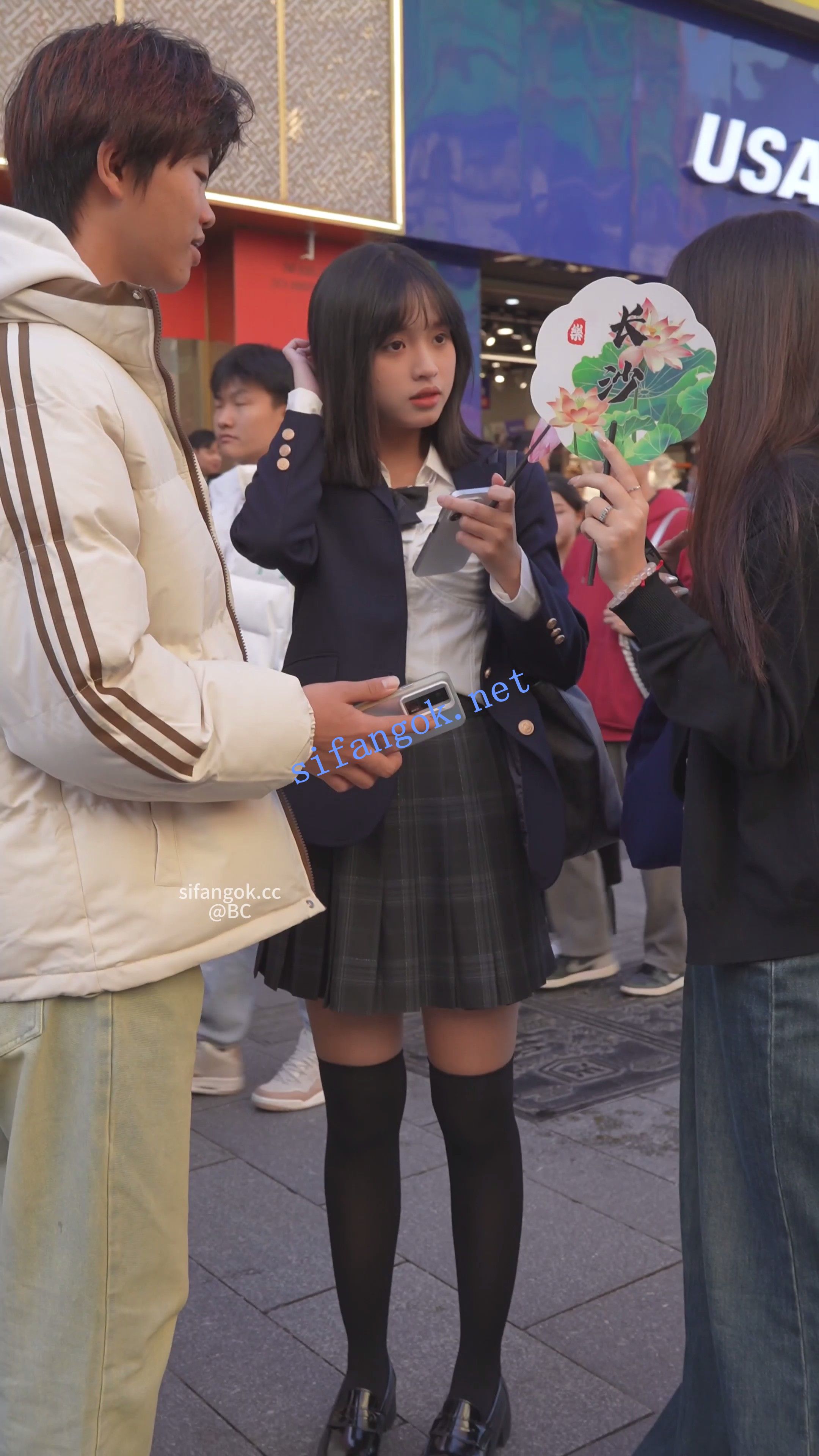 (BC-SSS-106)制服jk冬天过膝袜裸腿逛街..窄内夹进屁股缝上楼梯