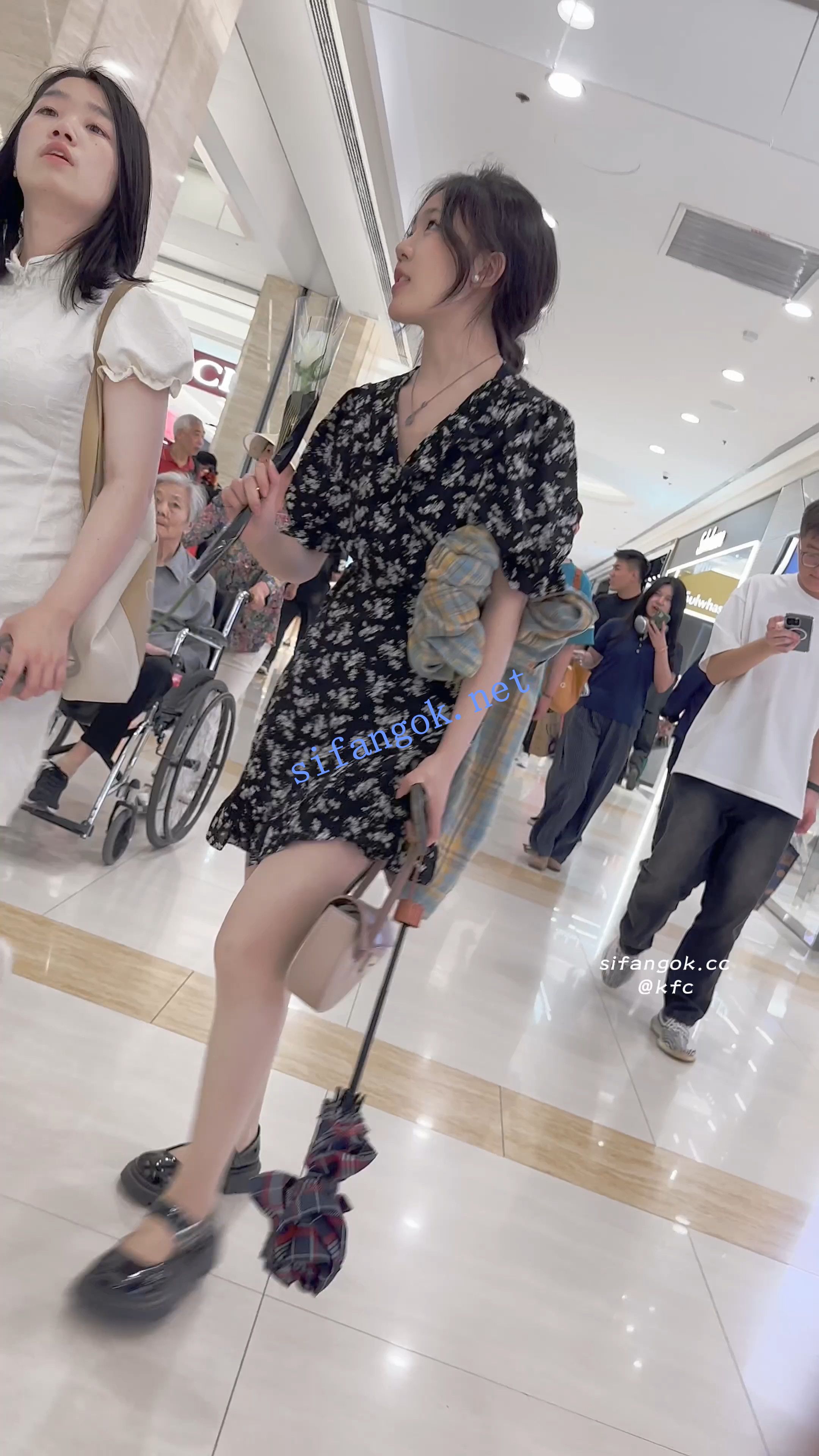 【KFC】长裙学生妹和闺蜜逛街·拿着花四处找帅哥·肉丝袜粉内