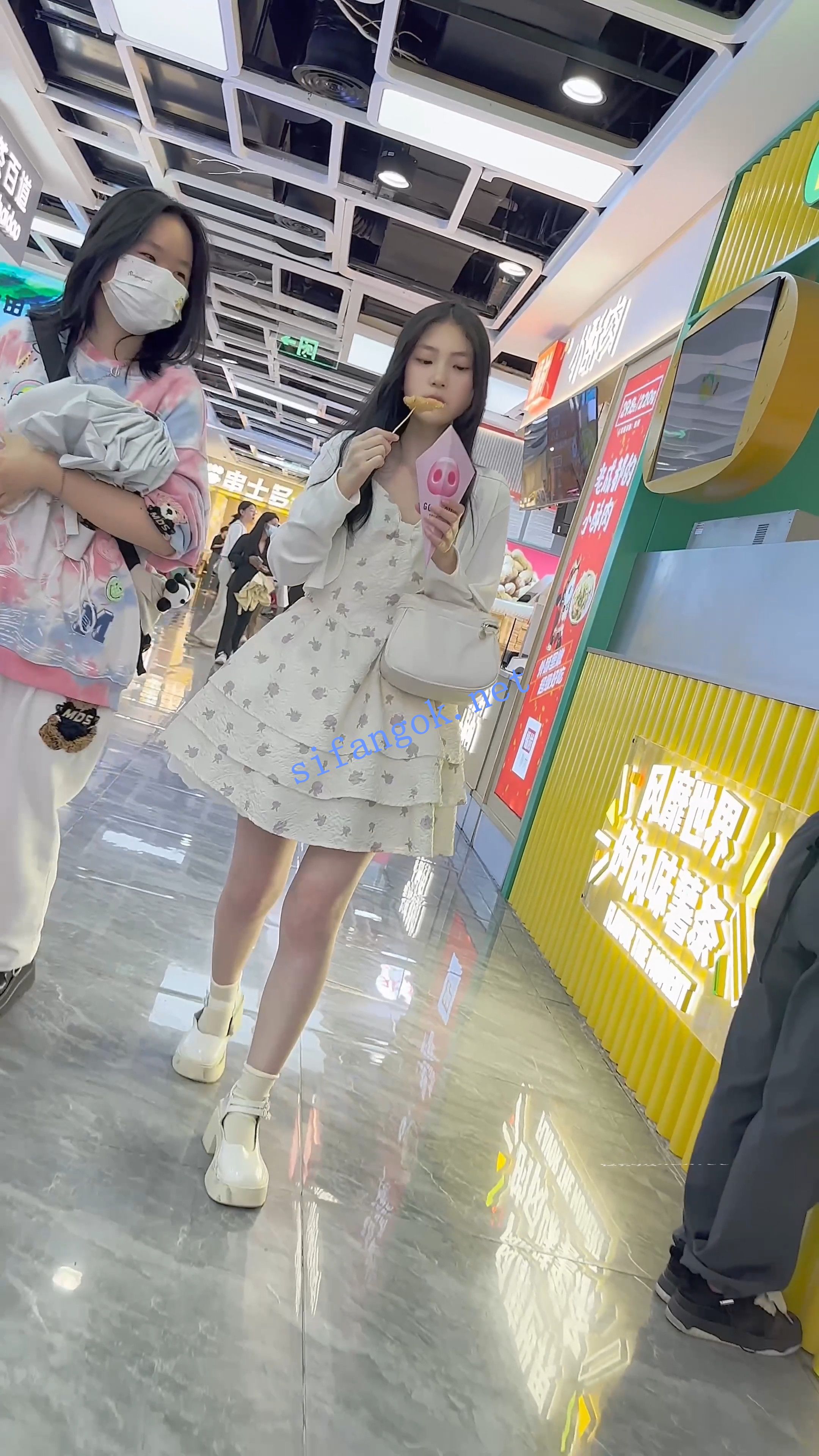 【KFC】长裙学生妹吃小吃·还嫌肉有点少·半透内微透黑绒毛