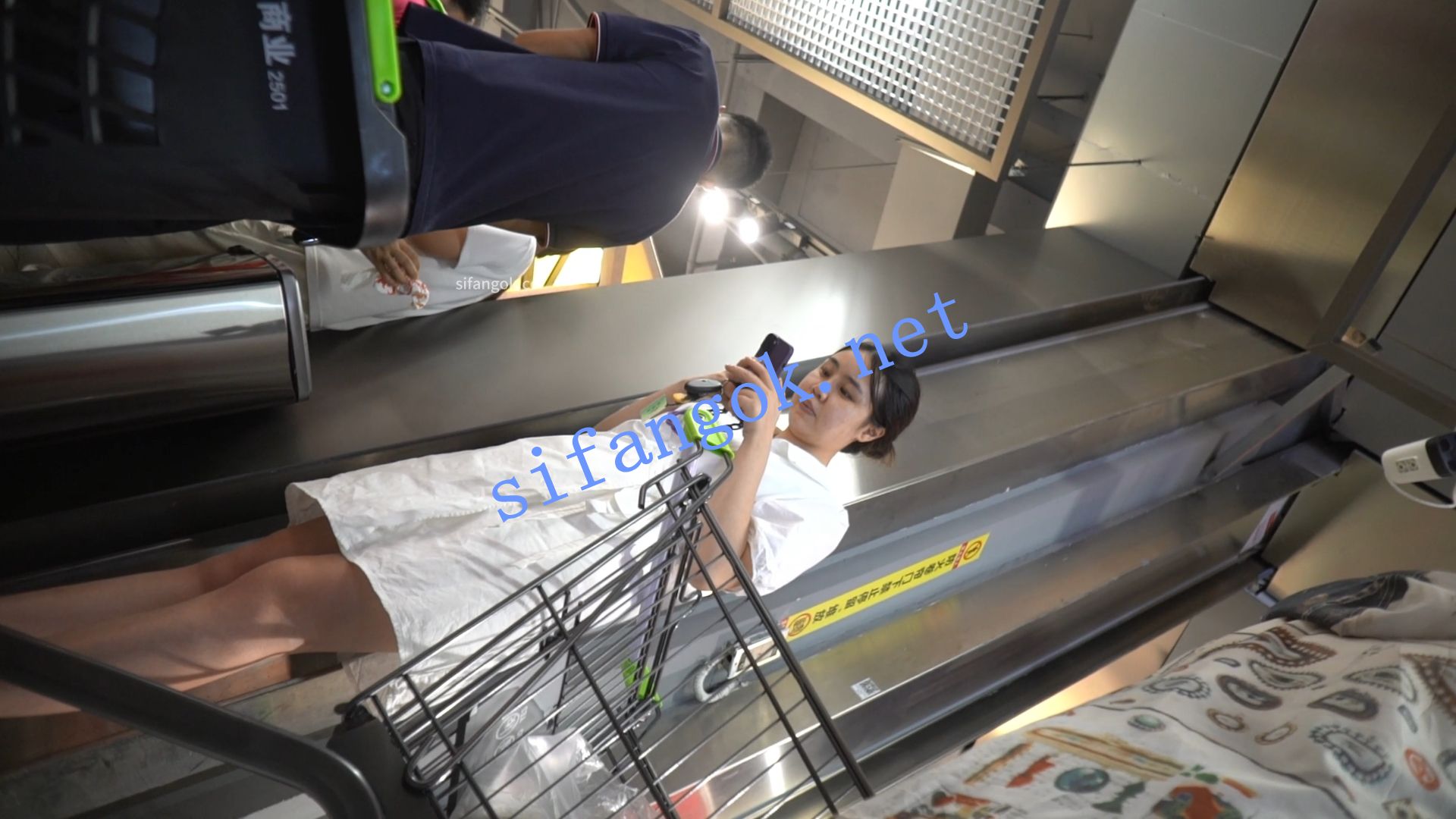 （空城原创）白裙小少妇逛超市，黄边白N包裹肥臀