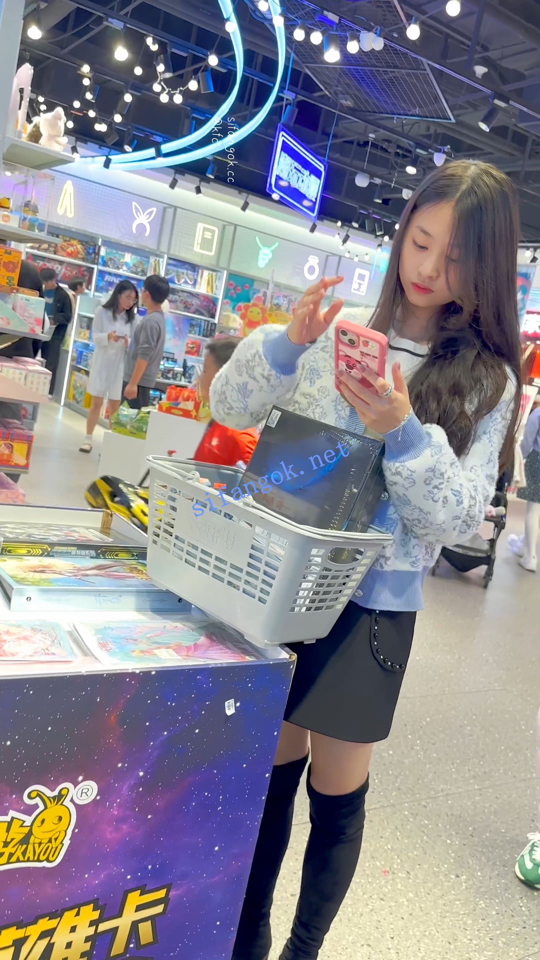 【KFC】身材不错的短裙女大逛街·长相清秀白色内前后CD